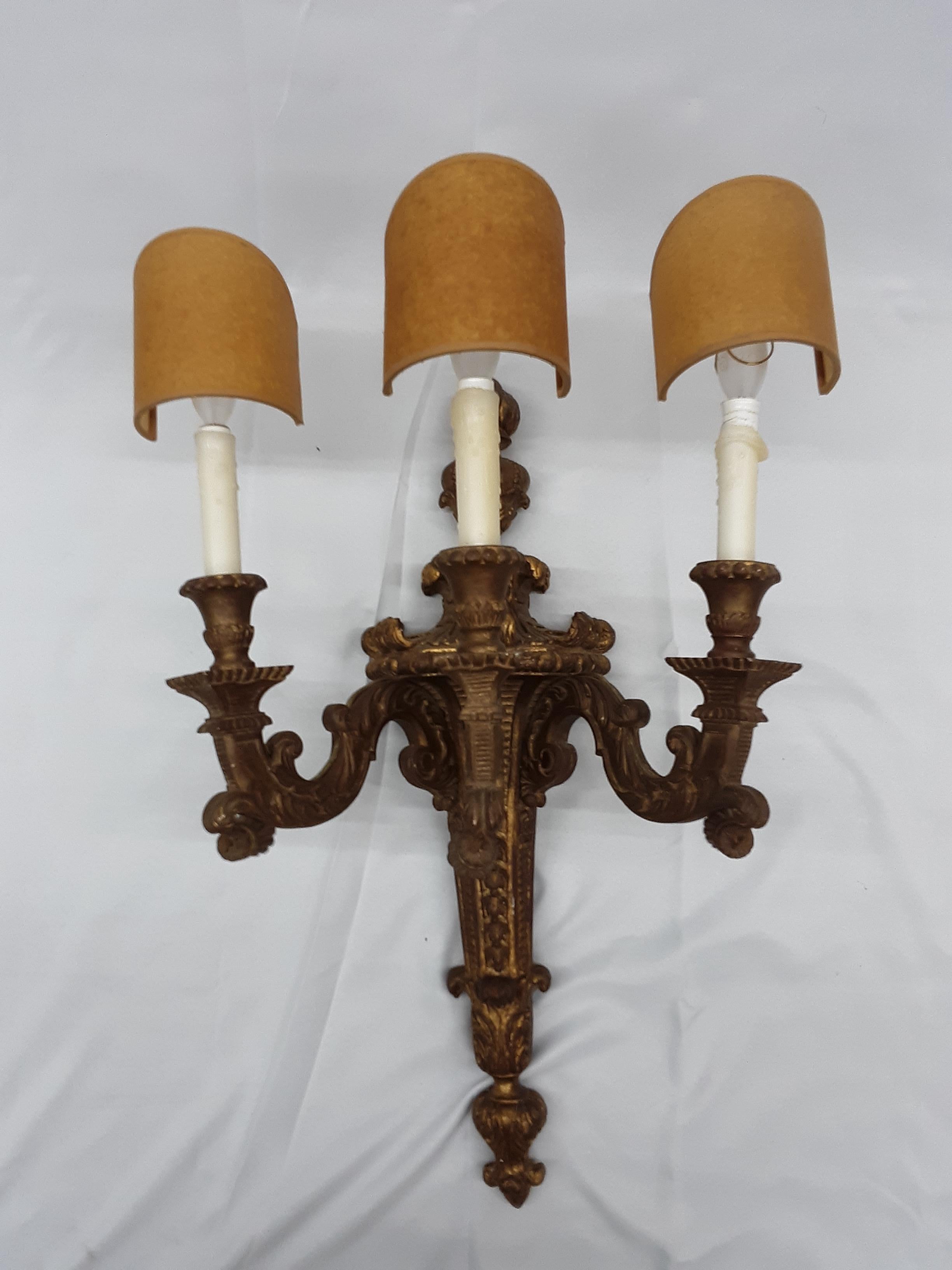 1950 Louis XVI French Electric Hard Plastic Wall Sconce with Elegant Covers In Good Condition For Sale In Lakewood, NJ