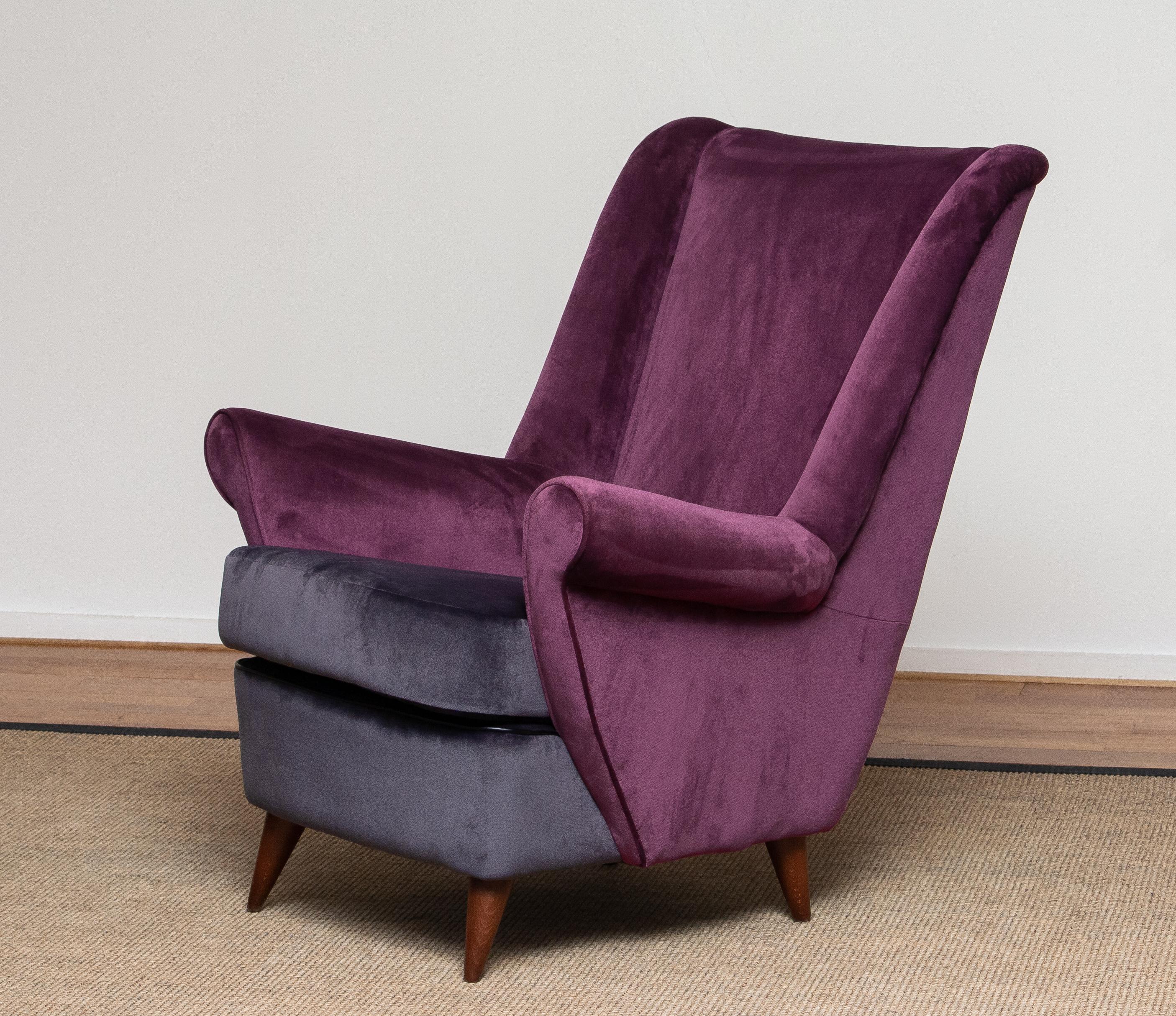 Absolutely beautiful 1950's Loung / easy chair designed by Gio Ponti and made by ISA in Bergamo in Italy. The fabulous color combination and choice of fabric, magenta and and dark gray, makes this chair a real eye catcher. This chairs is completely