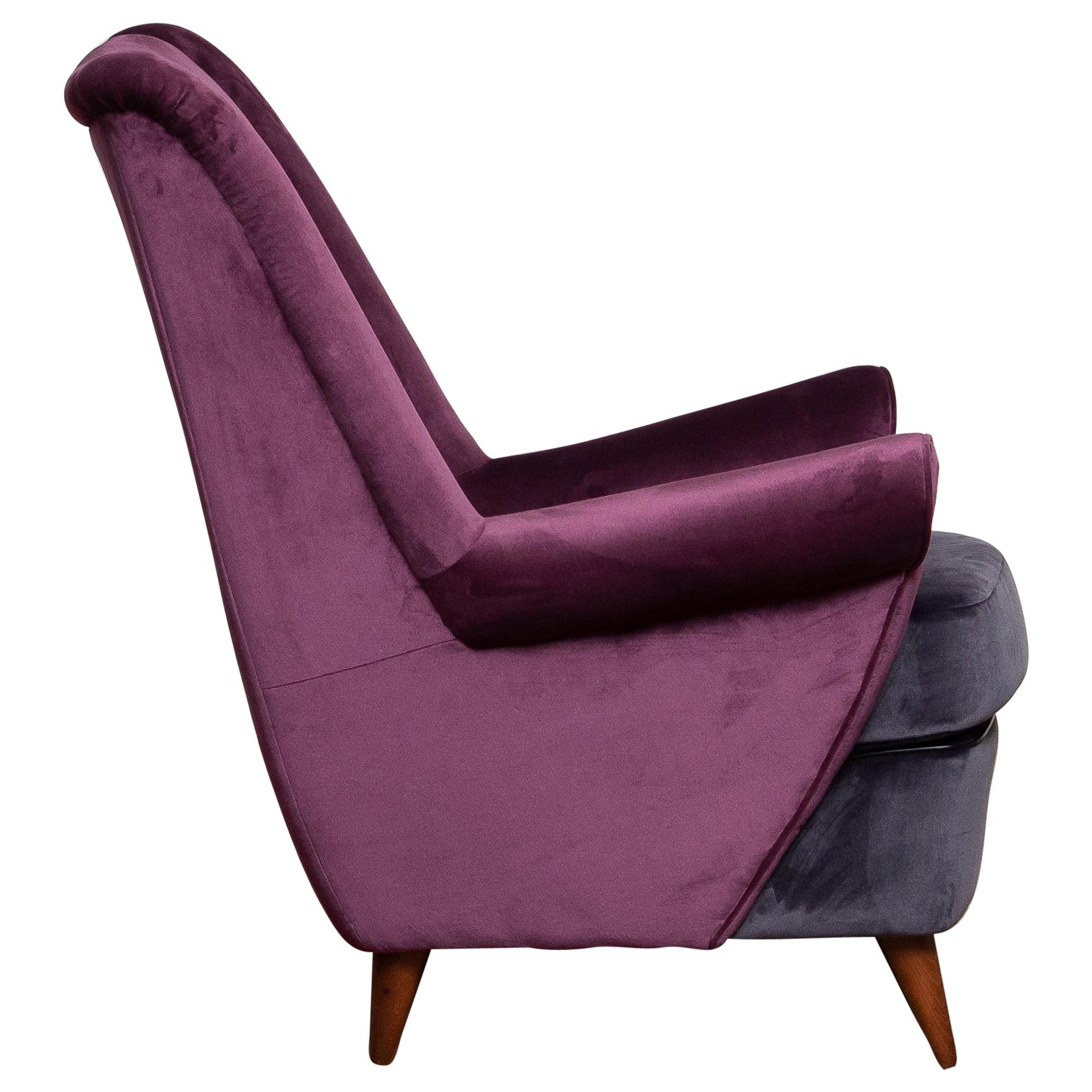 Absolutely beautiful 1950s lounge or easy chair designed by Gio Ponti and made by ISA in Bergamo in Italy. The fabulous color combination and choice of fabric, magenta and dark gray, makes this chair a real eye catcher. This chairs are completely