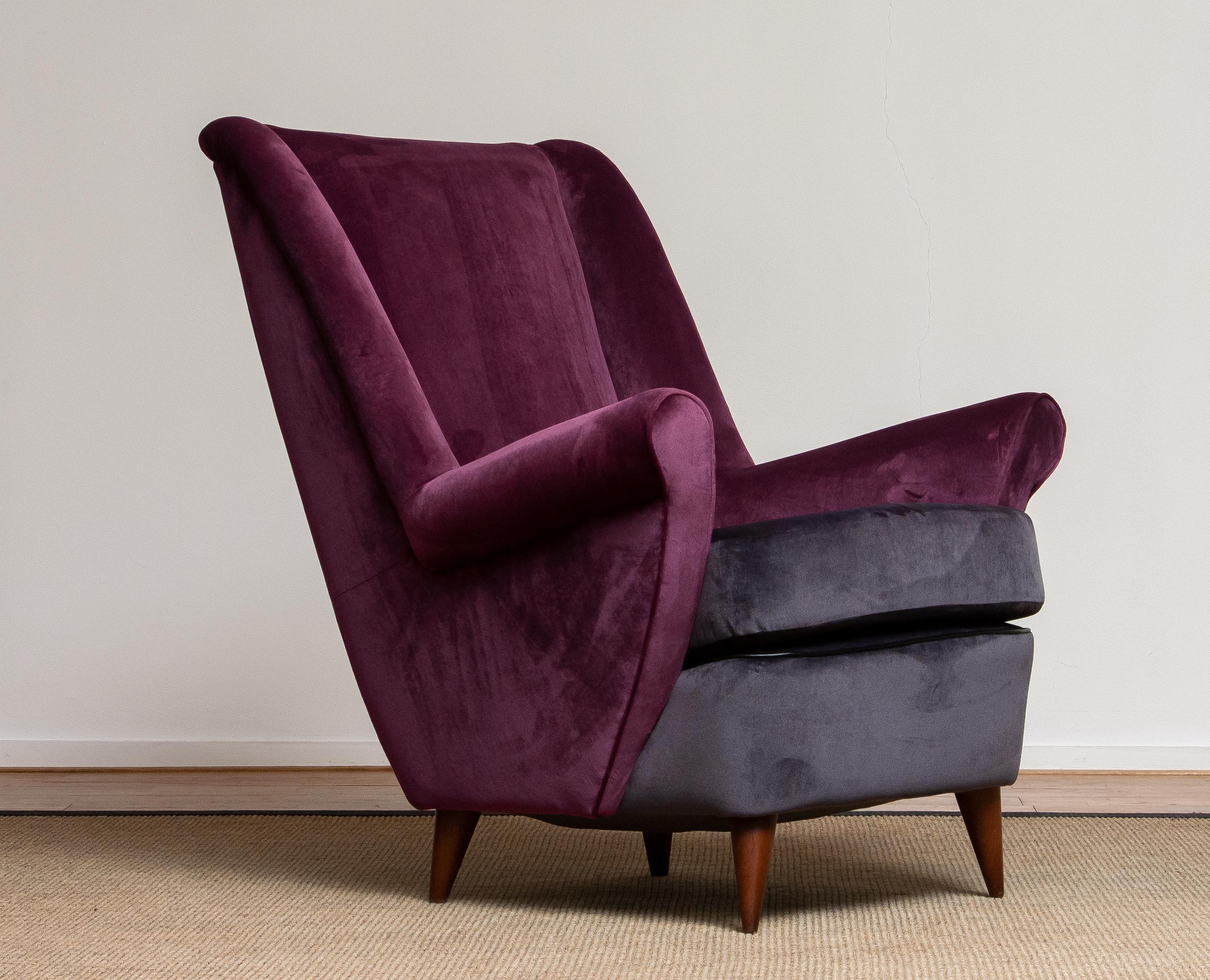 Absolutely beautiful 1950s lounge or easy chair designed by Gio Ponti and made by ISA in Bergamo in Italy. The fabulous color combination and choice of fabric, magenta and dark gray, makes this chair a real eye catcher. This chairs are completely