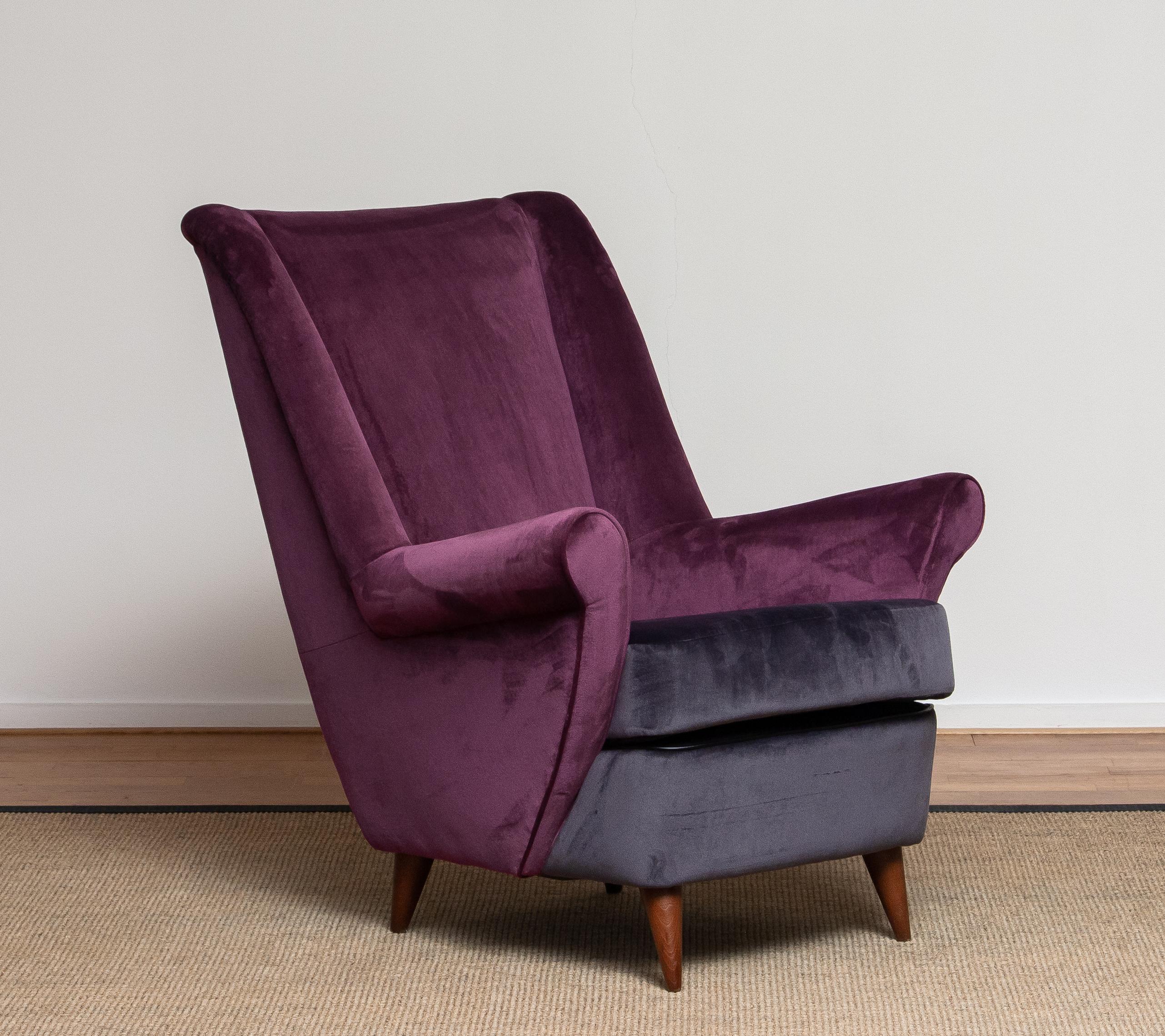 1950 Lounge / Easy Chair in Magenta by Designed Gio Ponti for ISA Bergamo, Italy In Excellent Condition In Silvolde, Gelderland