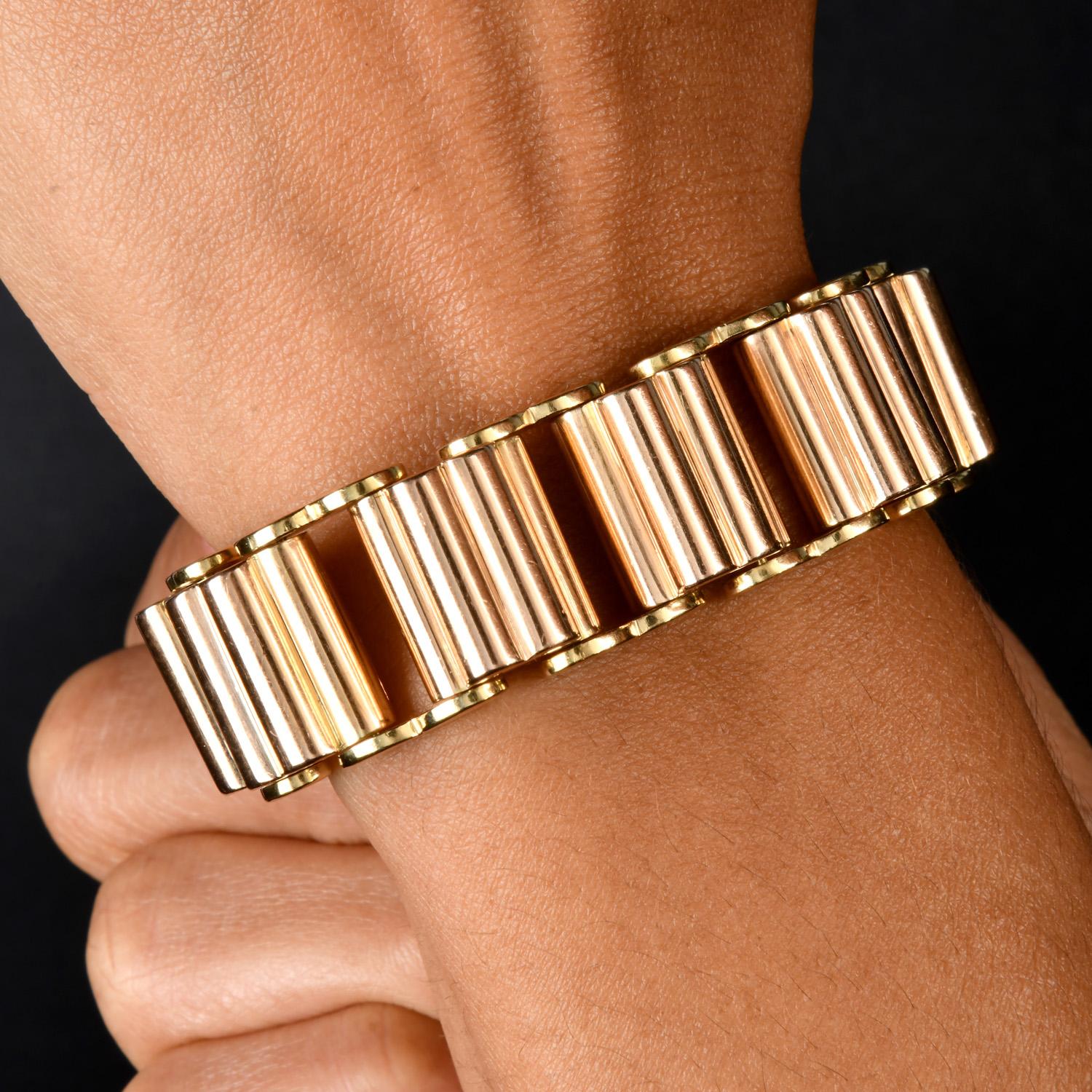 Stunning Two-Tone 18K Yellow and Rose Gold Geometric Bracelet

Elevate your jewelry collection with this exquisite Two-Tone Gold Bracelet, a perfect blend of elegance and modern design. Crafted from 18K yellow and rose gold, this bracelet features