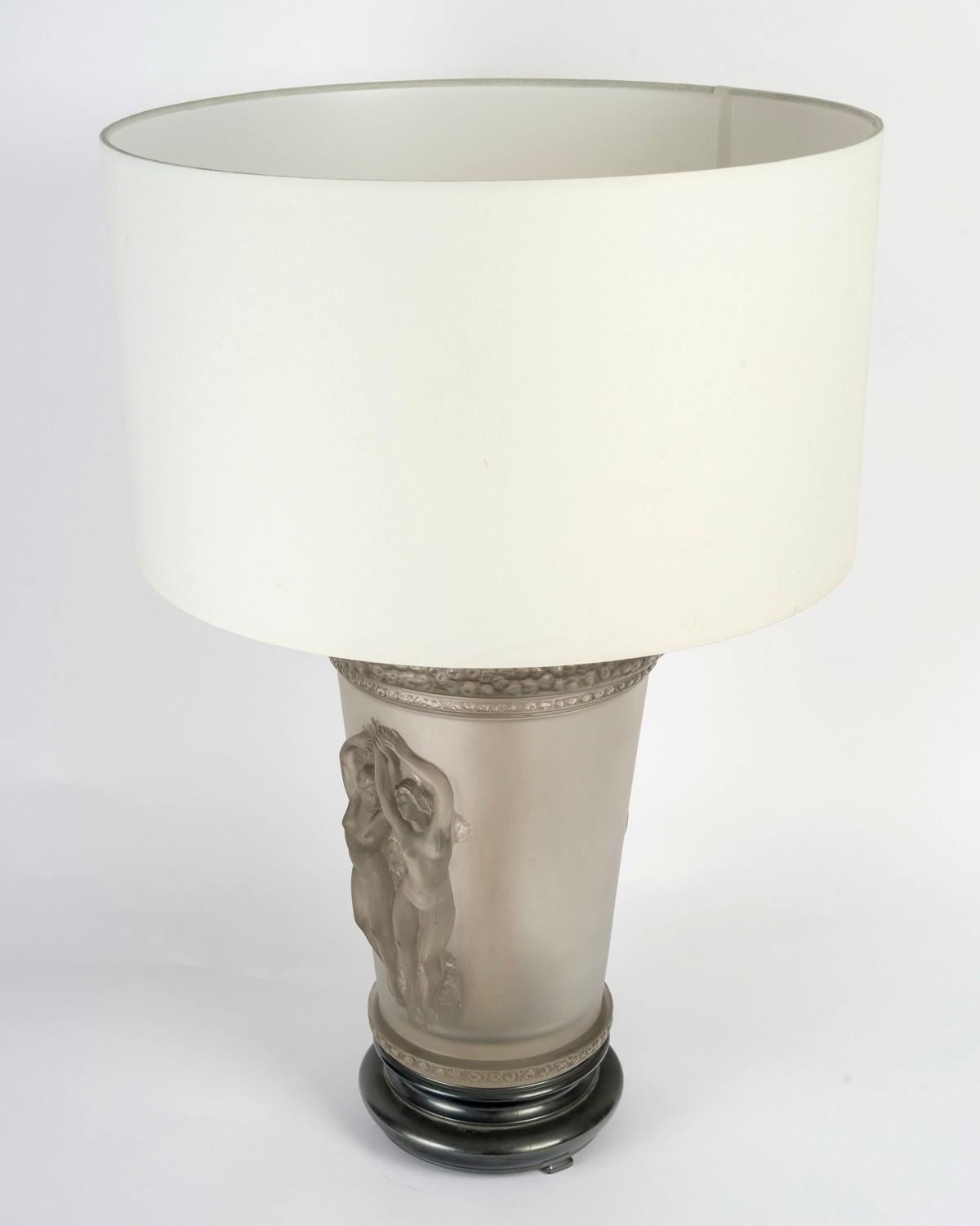 Art Déco 1950 Marc Lalique - Lampada Deux Danseuses Dancing Women in cristallo con patina grigia in vendita