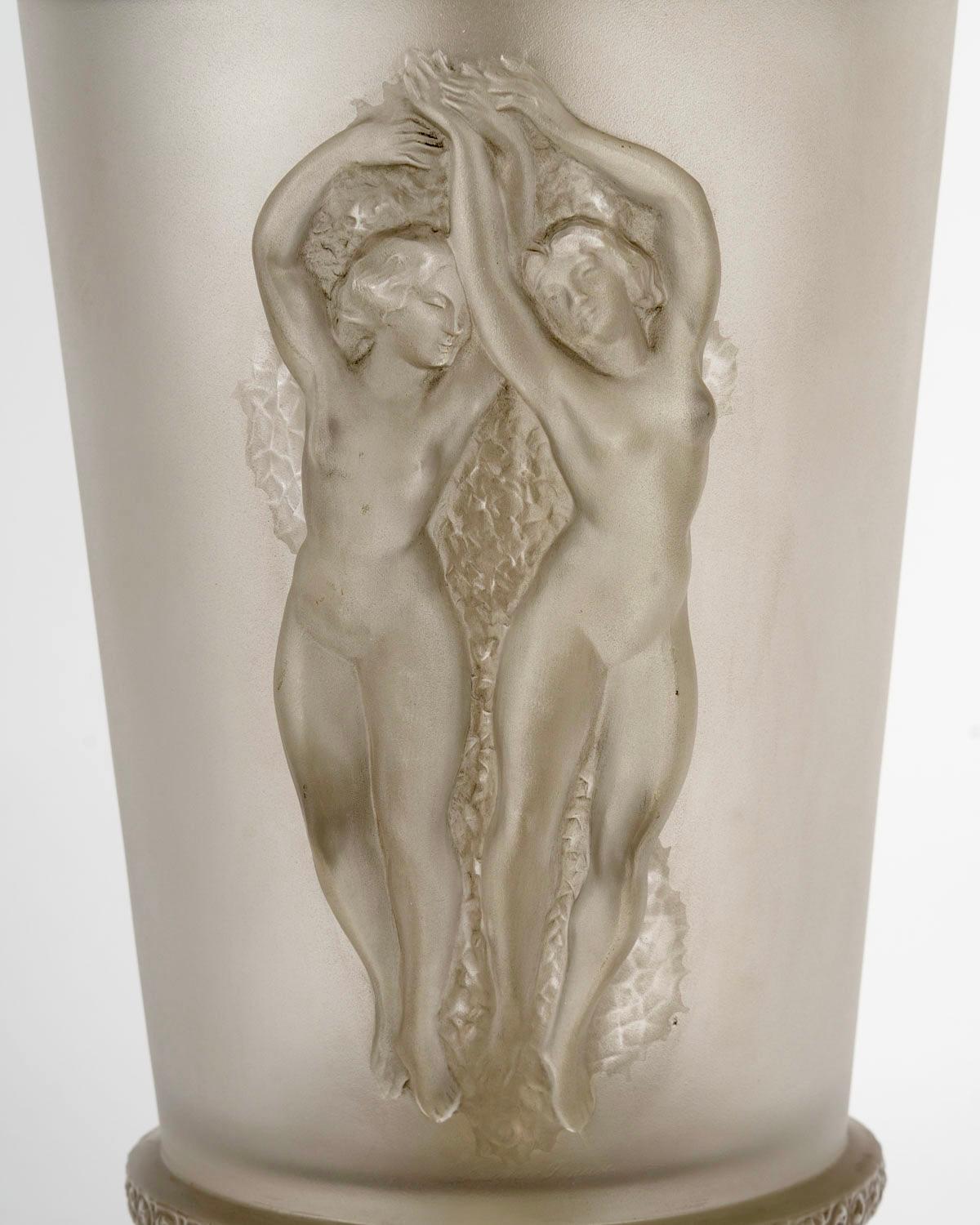 Francese 1950 Marc Lalique - Lampada Deux Danseuses Dancing Women in cristallo con patina grigia in vendita