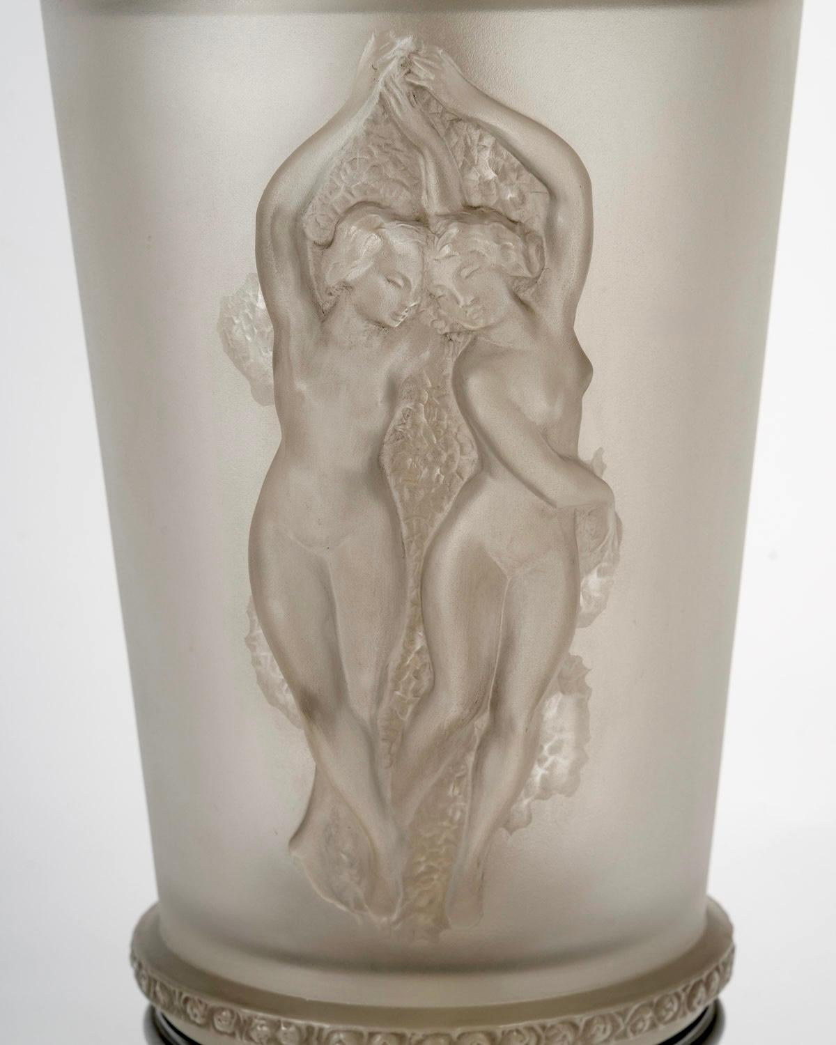 Stampato 1950 Marc Lalique - Lampada Deux Danseuses Dancing Women in cristallo con patina grigia in vendita