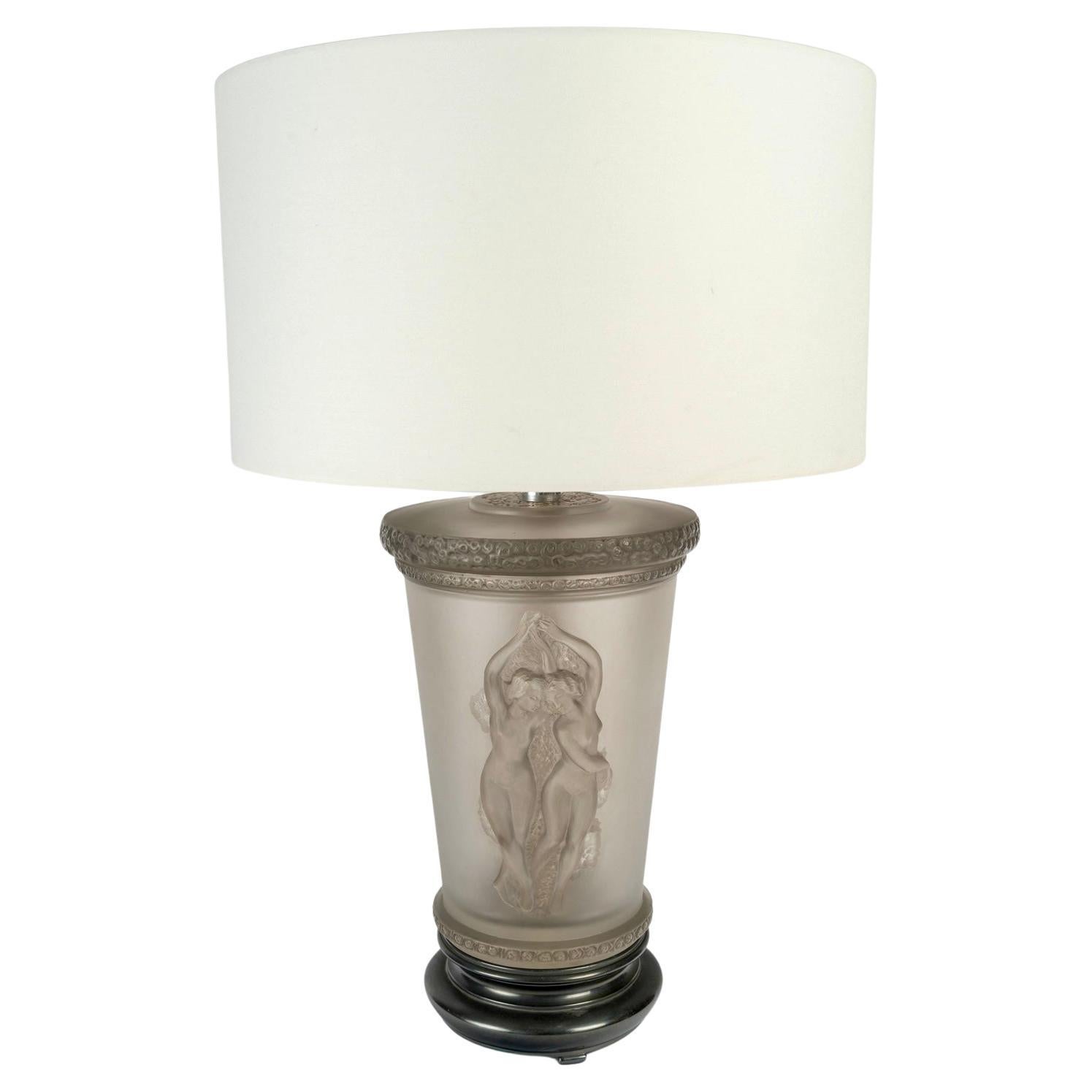 1950 Marc Lalique - Lampada Deux Danseuses Dancing Women in cristallo con patina grigia in vendita