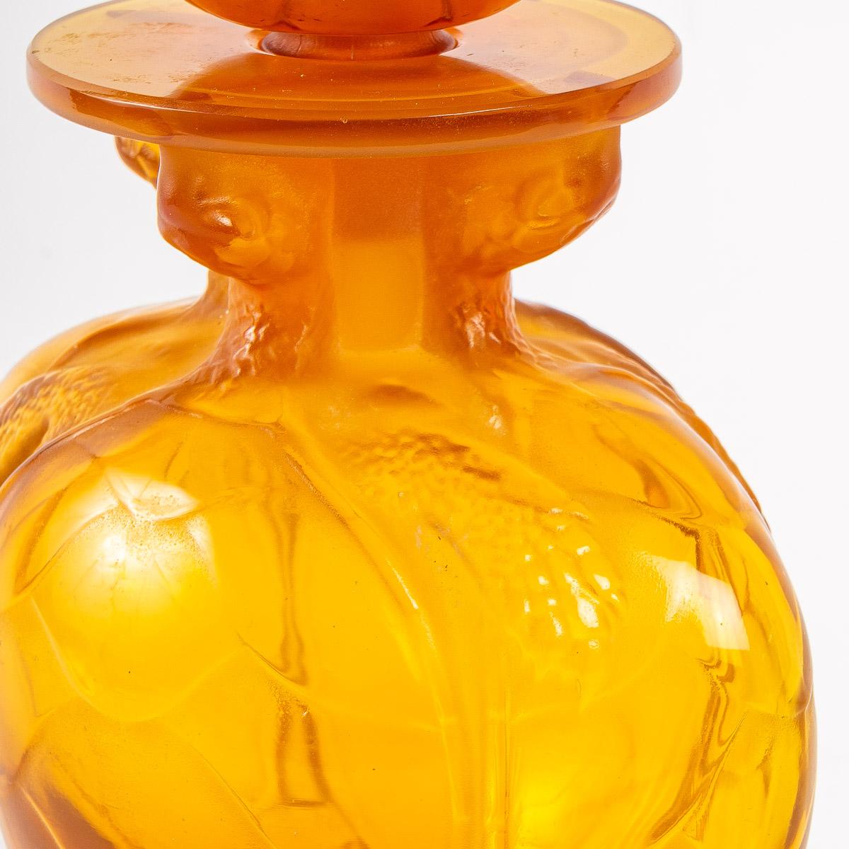 Français Flacon de parfum Morabito en verre orange « Morabito N7 Tortue Turtle » de Marc Lalique, 1950 en vente