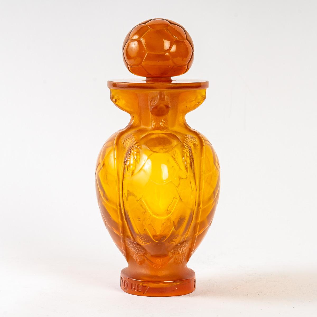 Moulé Flacon de parfum Morabito en verre orange « Morabito N7 Tortue Turtle » de Marc Lalique, 1950 en vente