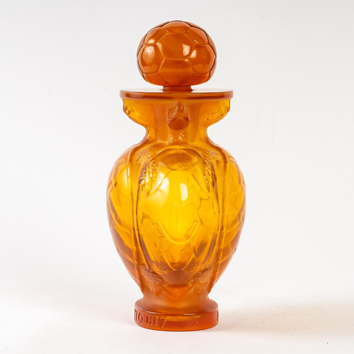 Stampato 1950 Marc Lalique N°7 Tortue Turtle Morabito Bottiglia di profumo in vetro arancione Biggest in vendita
