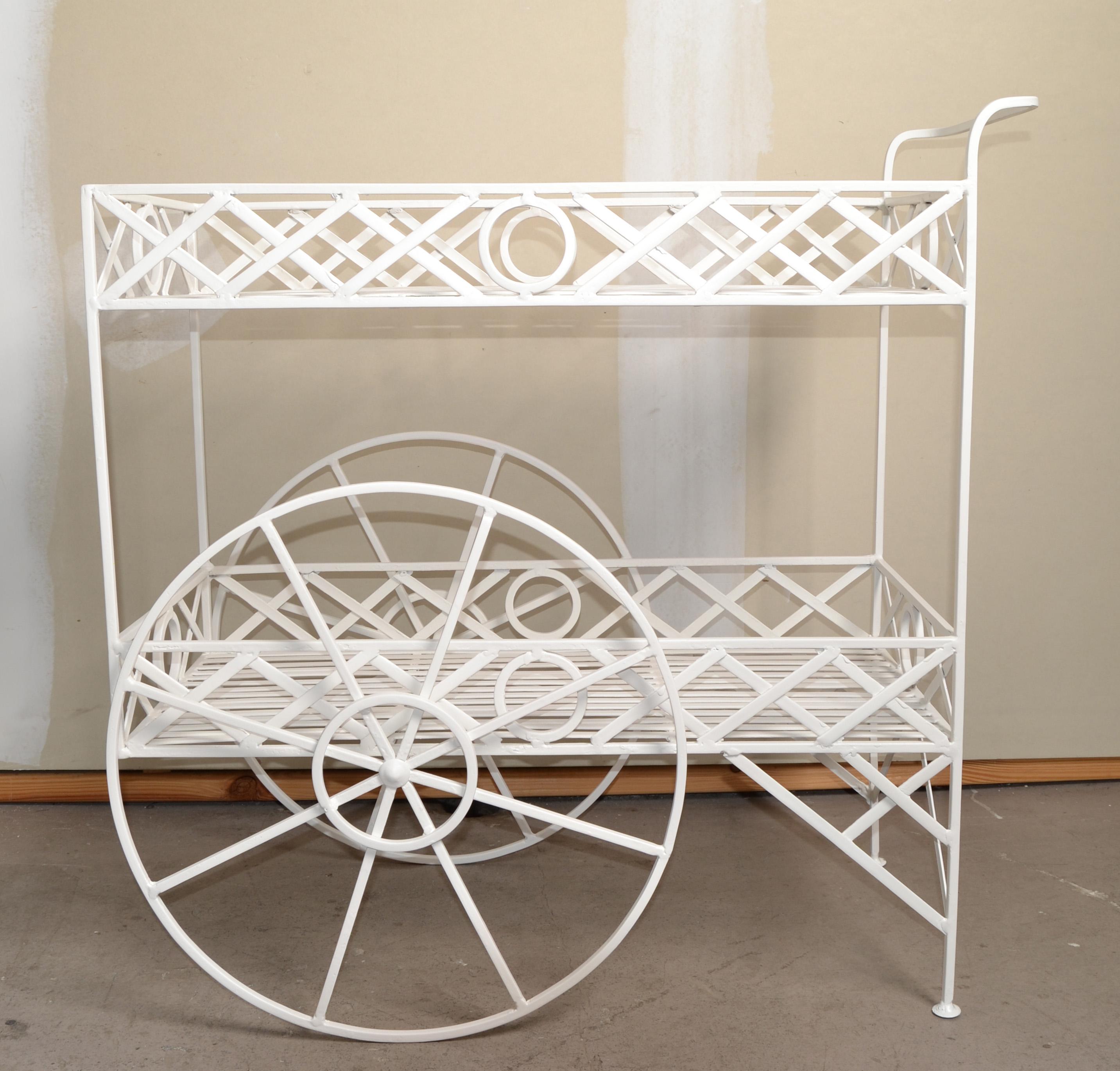 1950 Mediterrane Antique White Metal Indoor Outdoor Dry Bar Küchenwagen Frankreich (Französisch) im Angebot