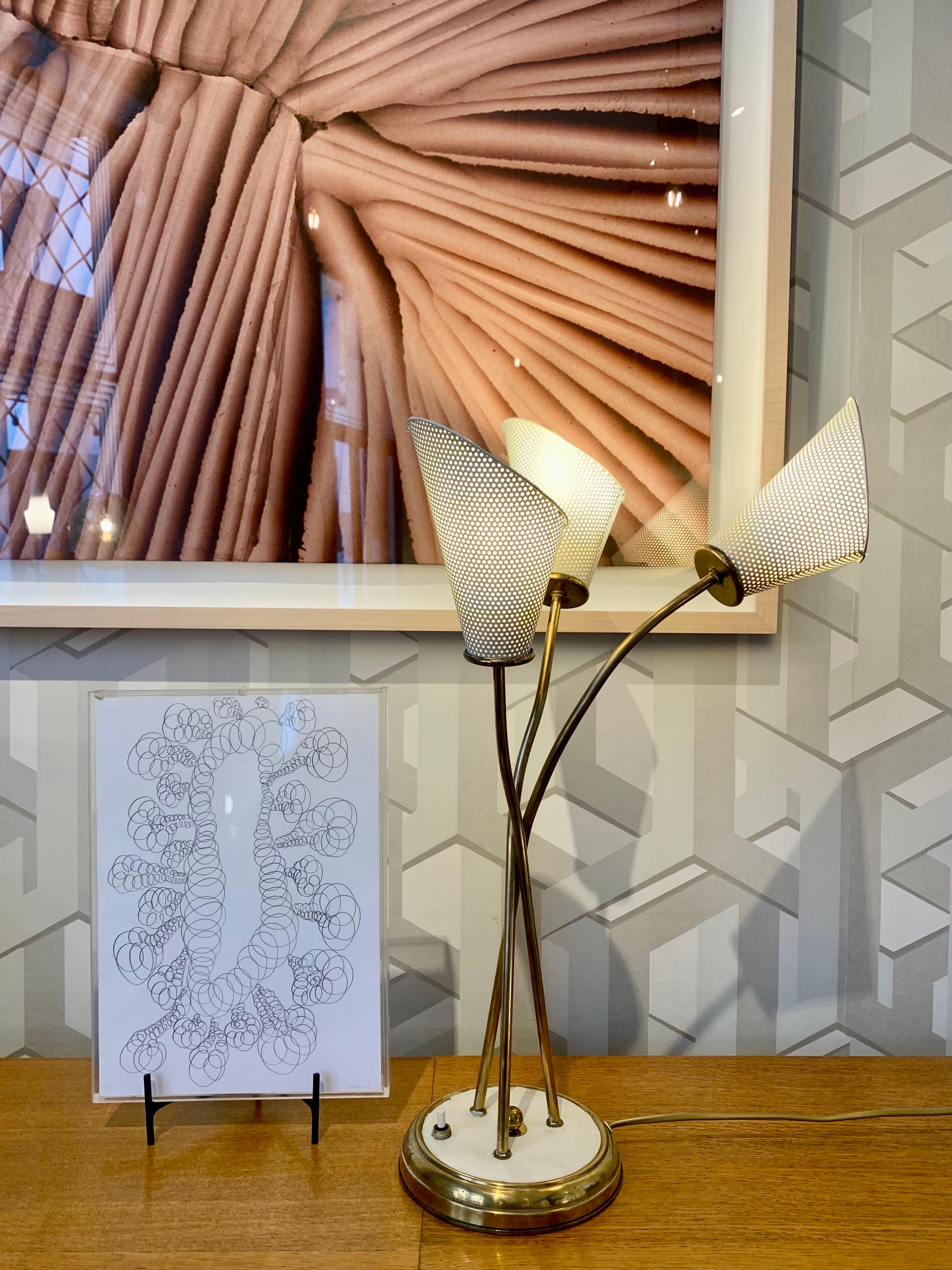 Tischleuchte aus den 50er Jahren, entworfen von Mathieu Mategot, aus lackiertem Metall und vergoldetem Messing, drei Lampenschirme aus perforiertem Metall und in cremefarbener Farbe, sie bewahrt alle ihre ursprünglichen Elemente.