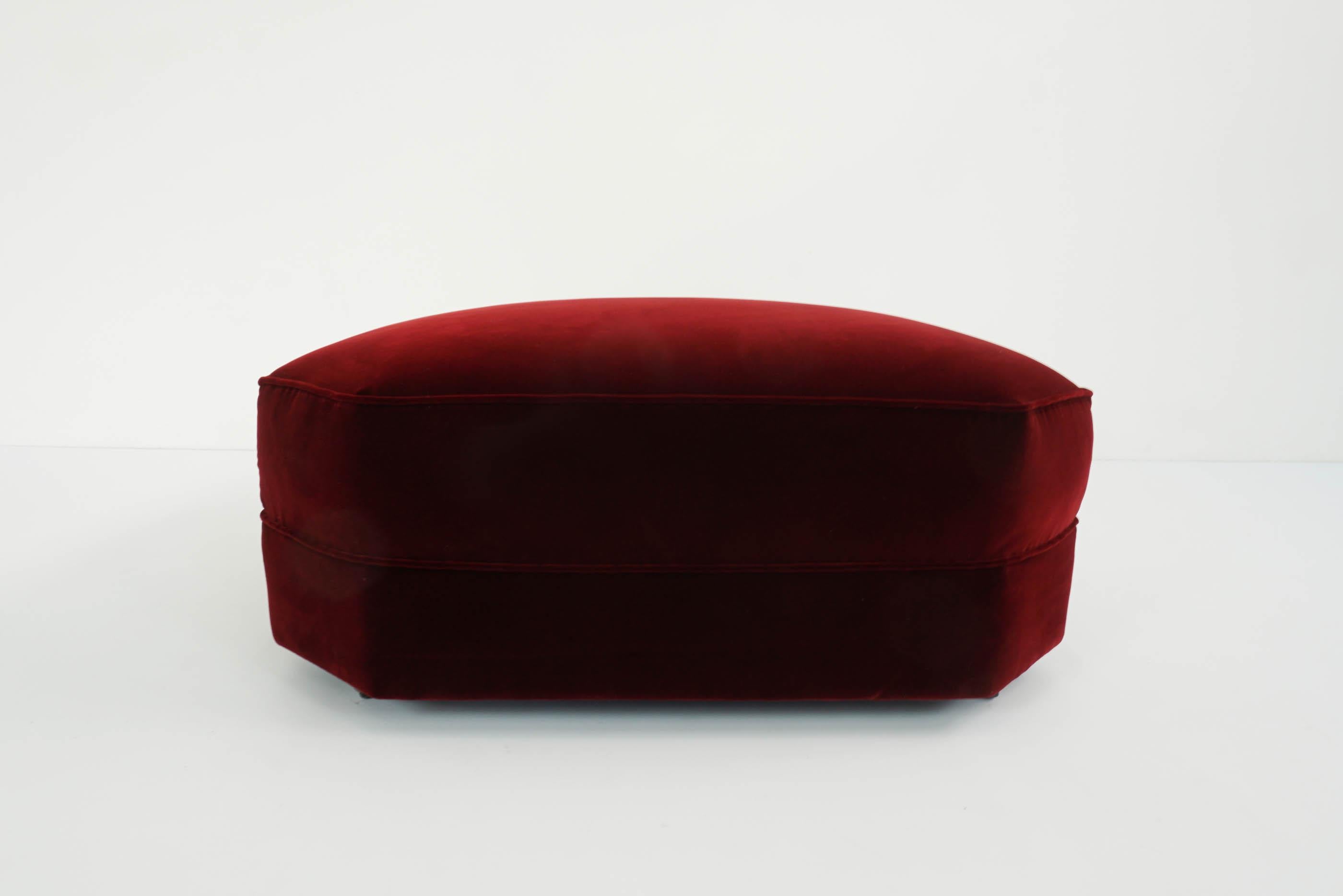 Totally reupholstered in 1st class deep red velvet
Equipped with comfortable wheels on the underneath.