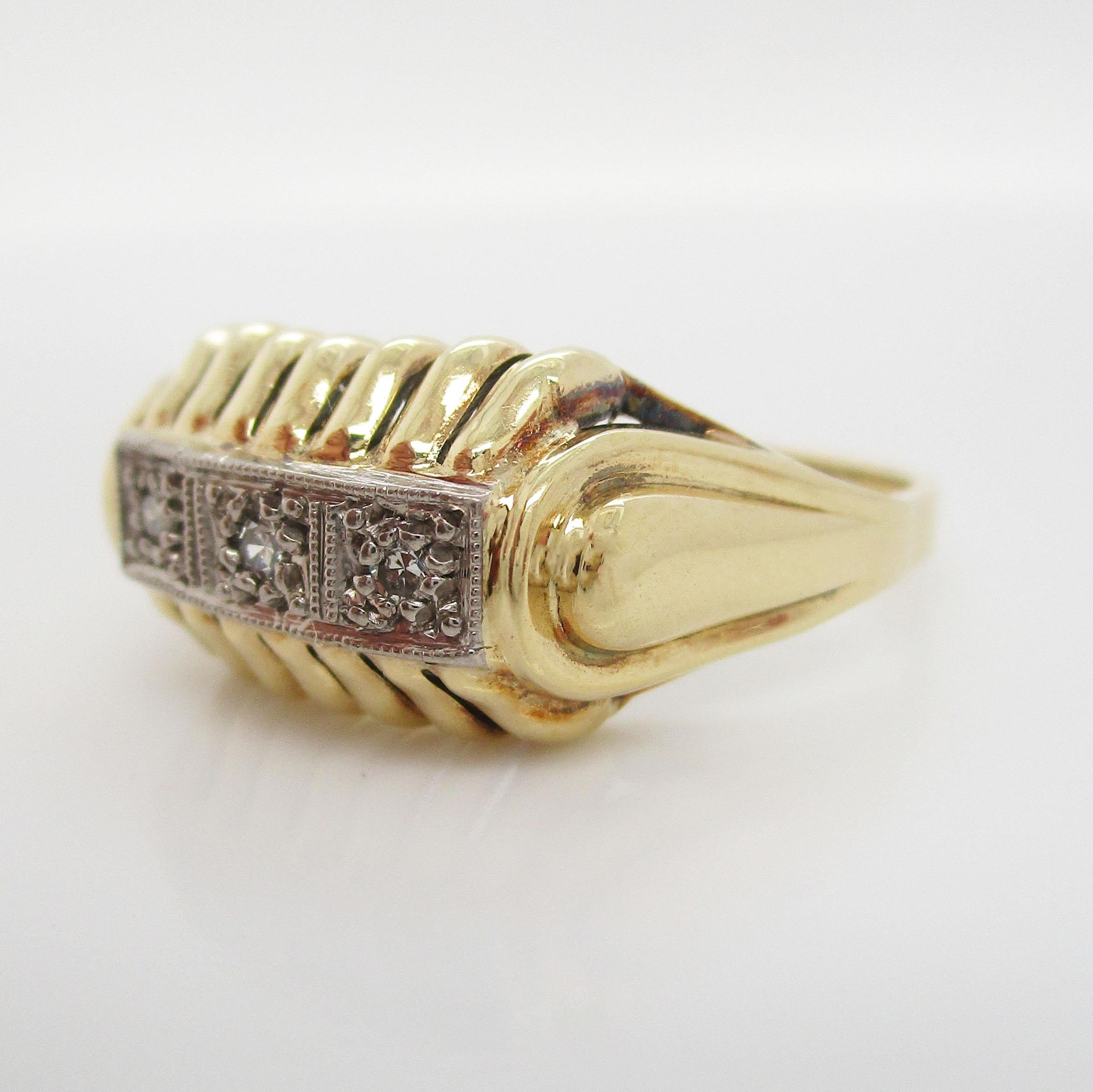 1950 Mitte des Jahrhunderts 14 Karat Gelbgold Drei-Stein-Diamantring (Modernistisch) im Angebot