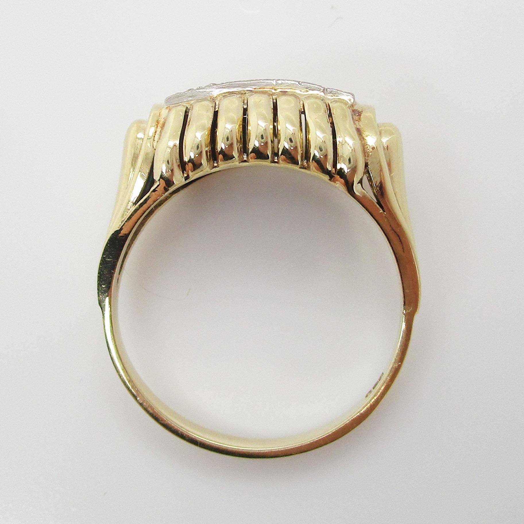 Round Cut 1950 Midcentury 14 Karat Yellow Gold Three-Stone Diamond Ring For Sale