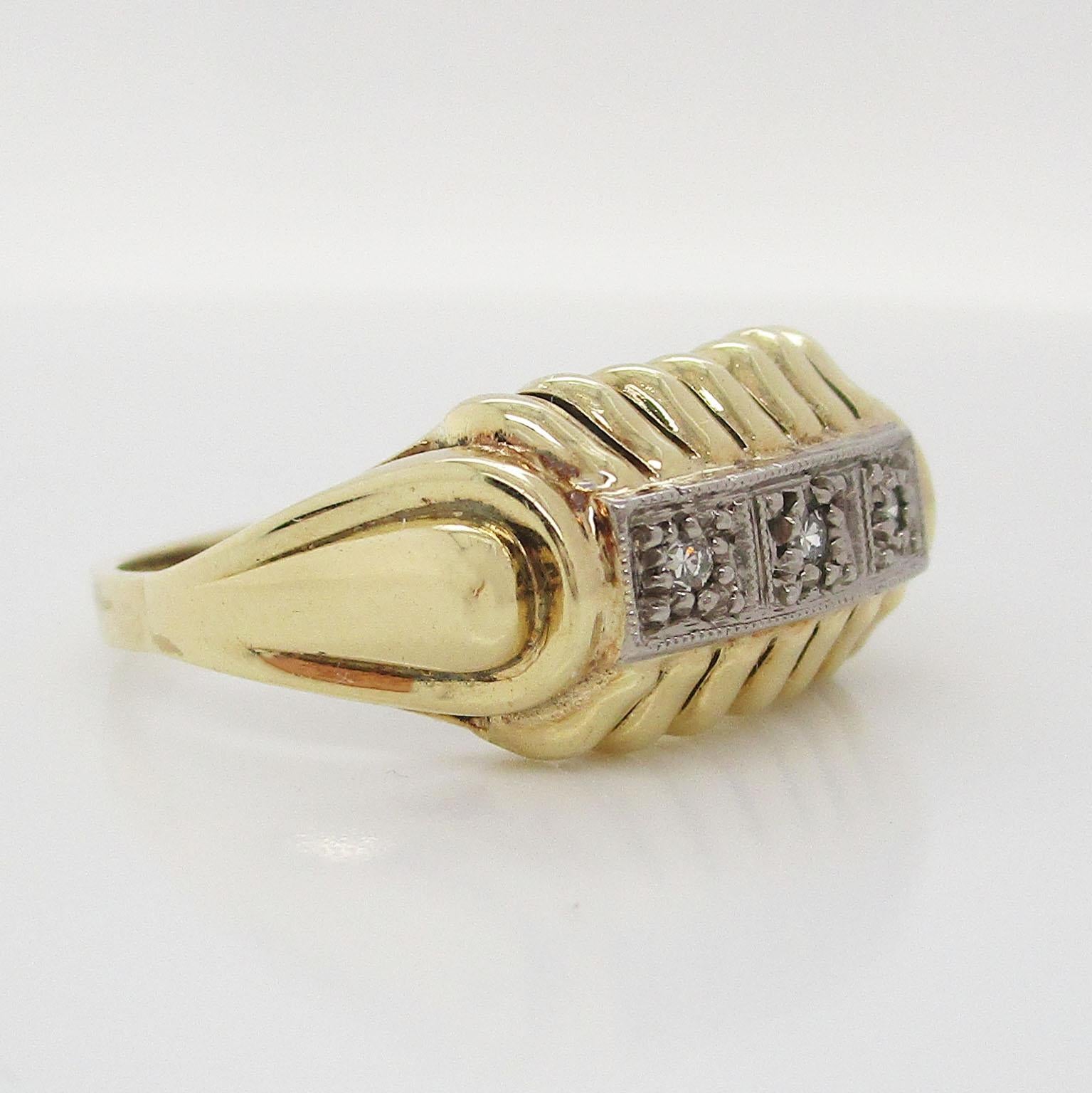 1950 Mitte des Jahrhunderts 14 Karat Gelbgold Drei-Stein-Diamantring im Zustand „Gut“ im Angebot in Lexington, KY