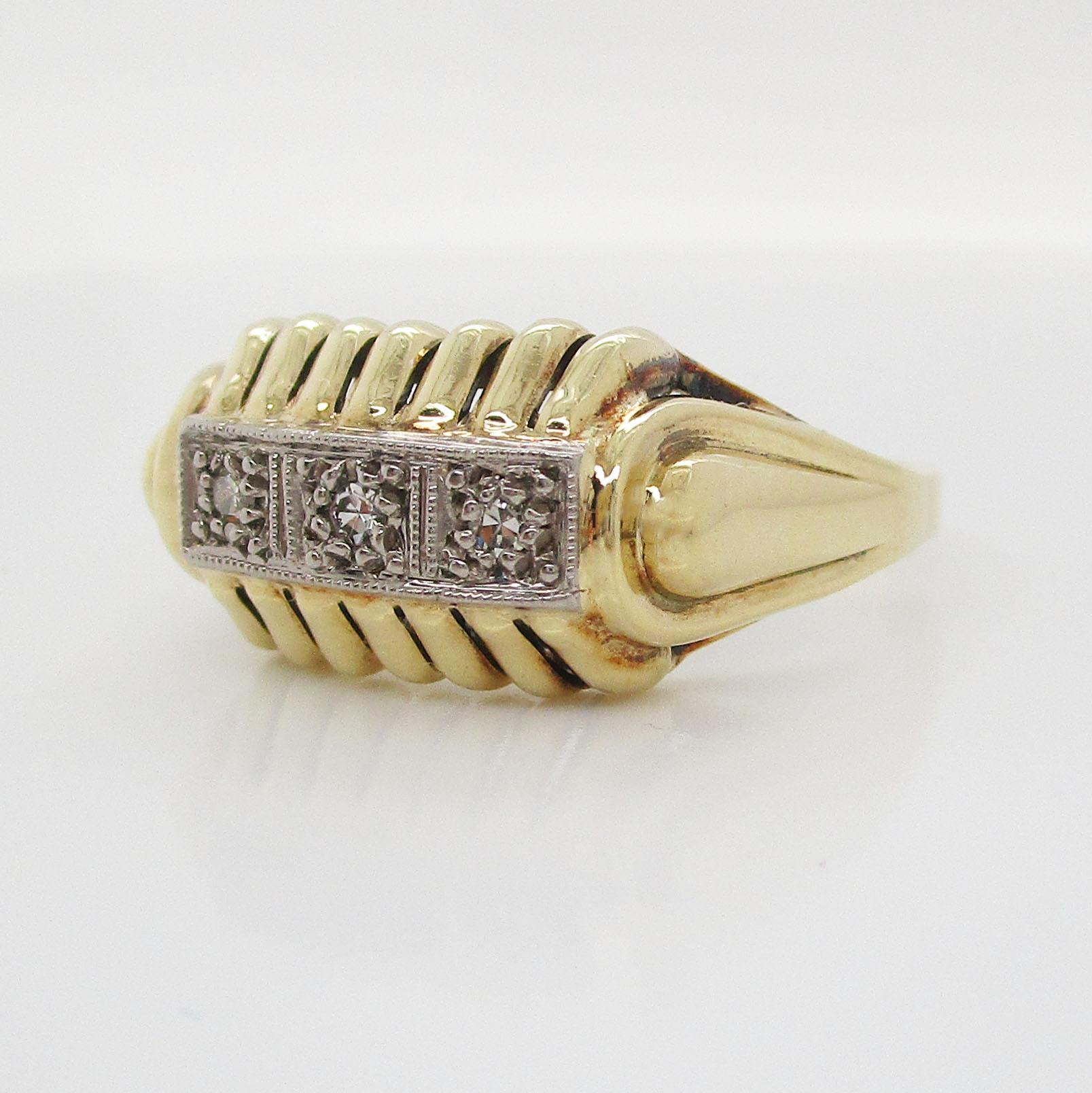1950 Mitte des Jahrhunderts 14 Karat Gelbgold Drei-Stein-Diamantring Damen im Angebot