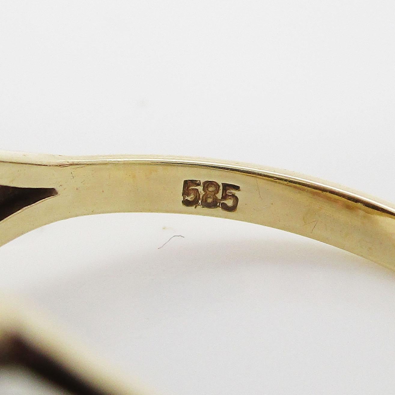 1950 Midcentury 14 Karat Yellow Gold Three-Stone Diamond Ring For Sale 2