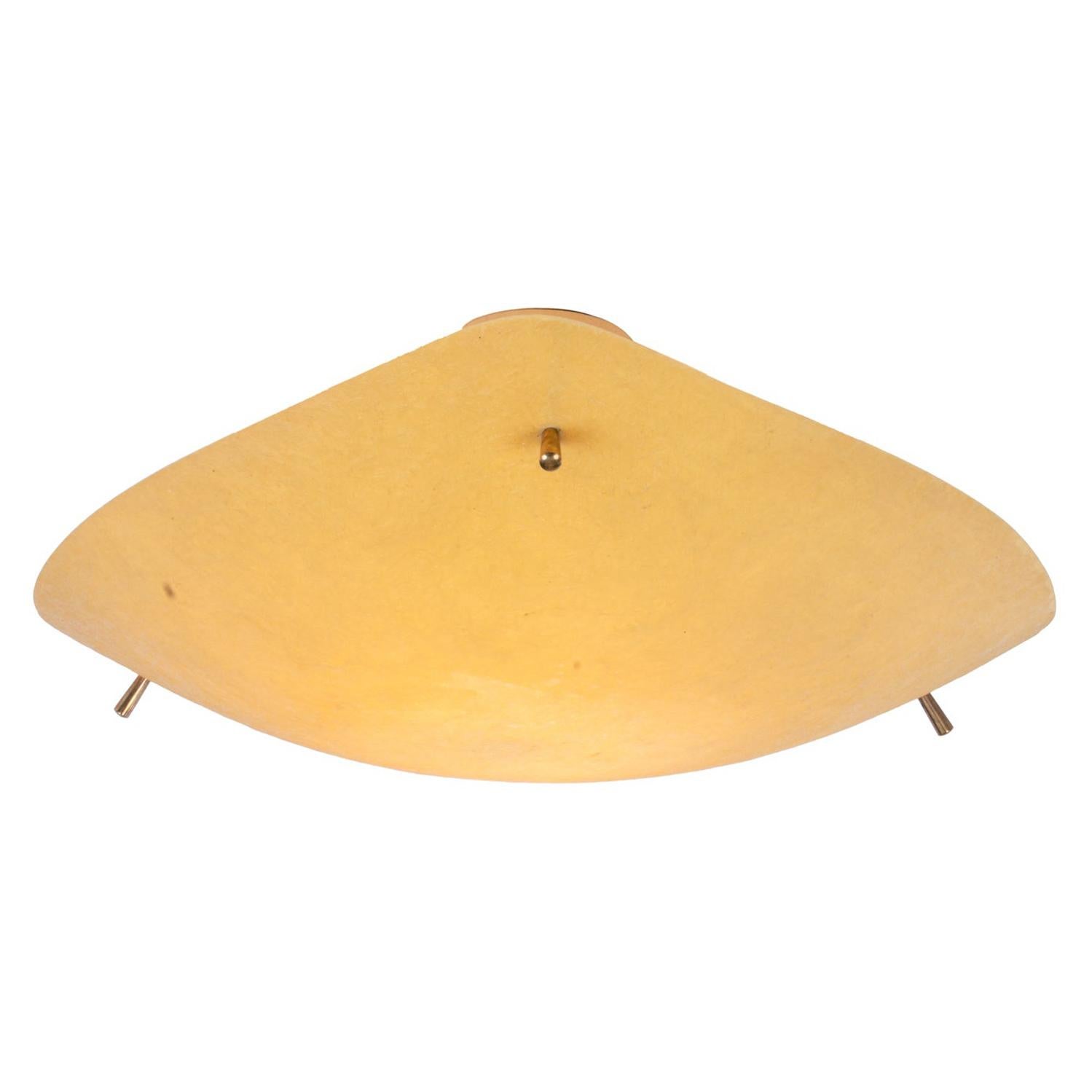 1950, Mitte des Jahrhunderts Einbaubeleuchtung „Flying Saucer“ Gelbes Fiberglas und Messing