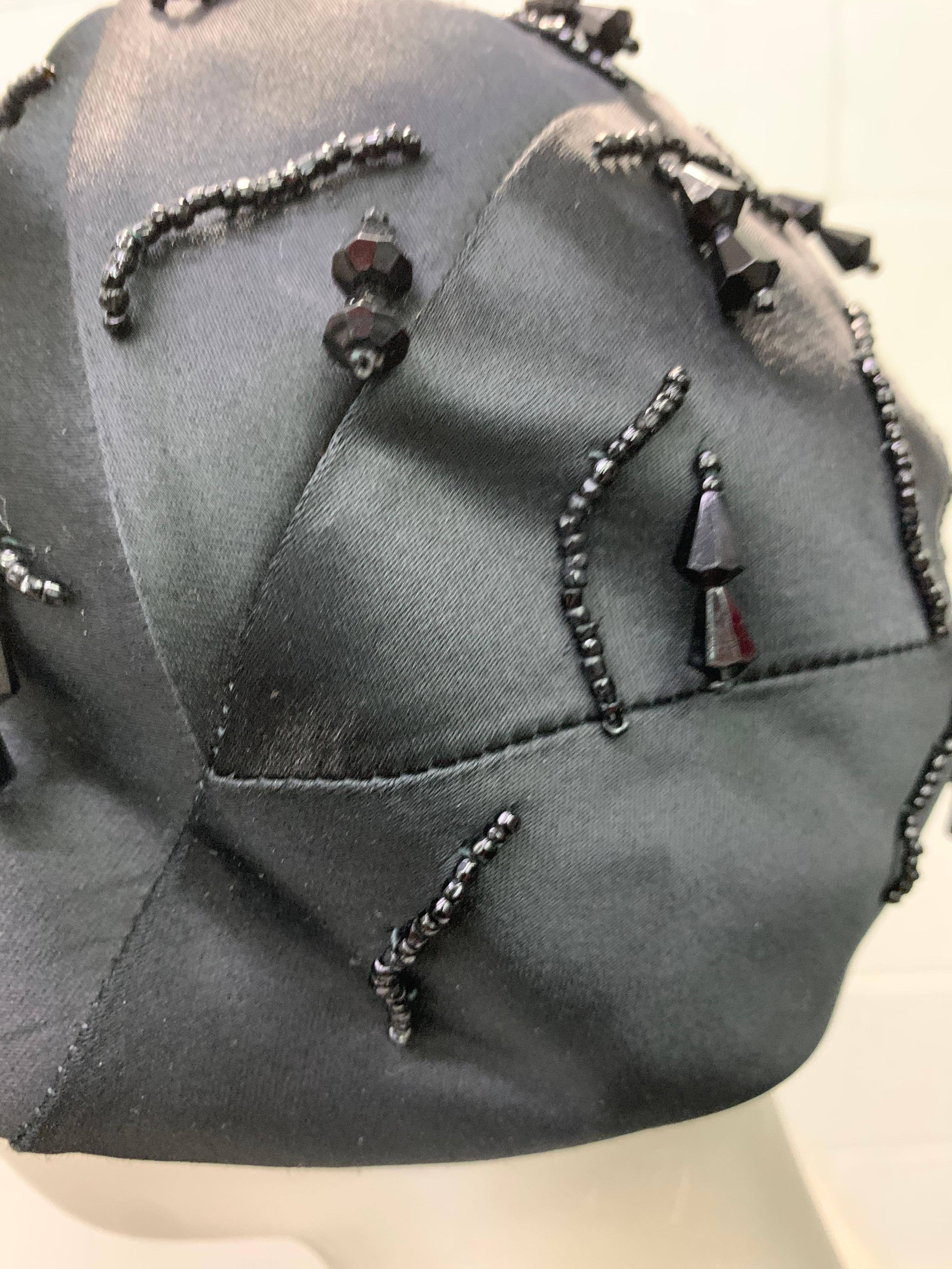 1950 Miss Dior kreiert von Christian Dior Schwarzer Satin-Clocke mit Jet-Perlenstickerei aus Satin im Angebot 3