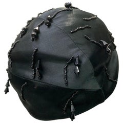 1950 Miss Dior kreiert von Christian Dior Schwarzer Satin-Clocke mit Jet-Perlenstickerei aus Satin
