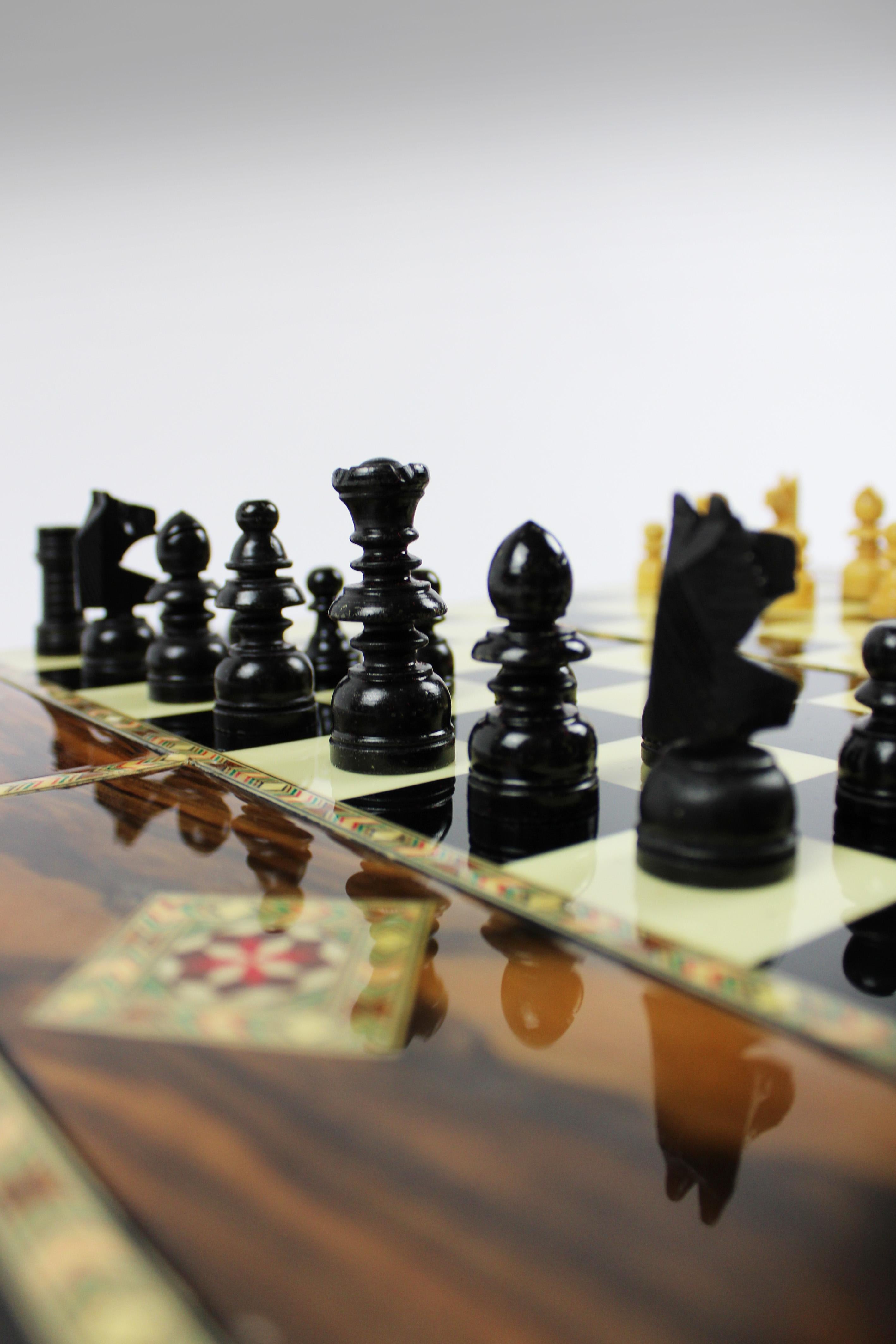 Wir präsentieren ein charmantes spanisches Molero-Marketerie-Schachspiel aus den 1950er Jahren, komplett mit einem klappbaren Brett, das auf geniale Weise als Aufbewahrungsbox für die Figuren dient. Jede der kunstvoll gefertigten Schachfiguren passt