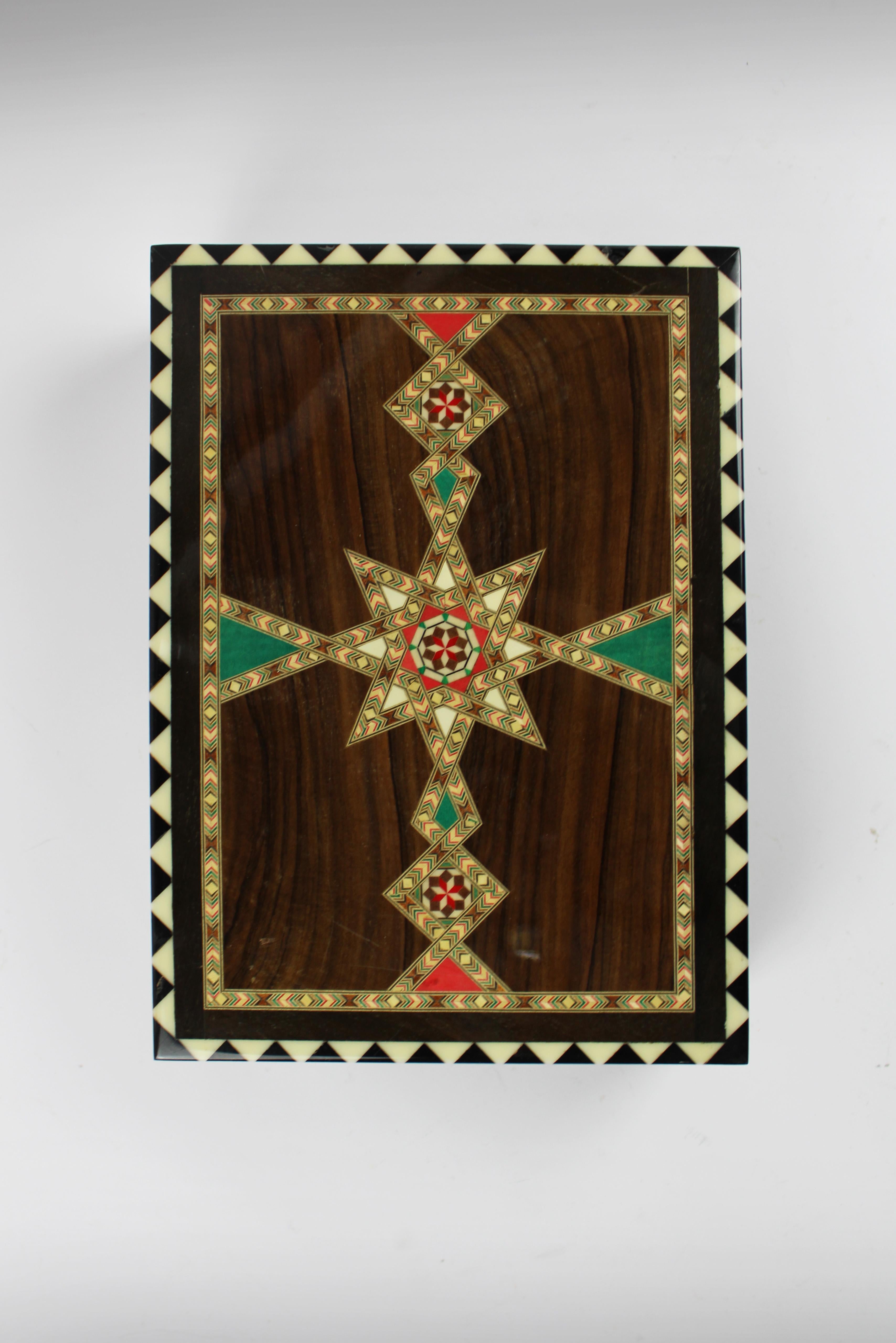 1950 Molero Schachset mit Intarsien und Schachbrett mit Taracea-Intarsien aus Holz, Spanien (Böhmisch)
