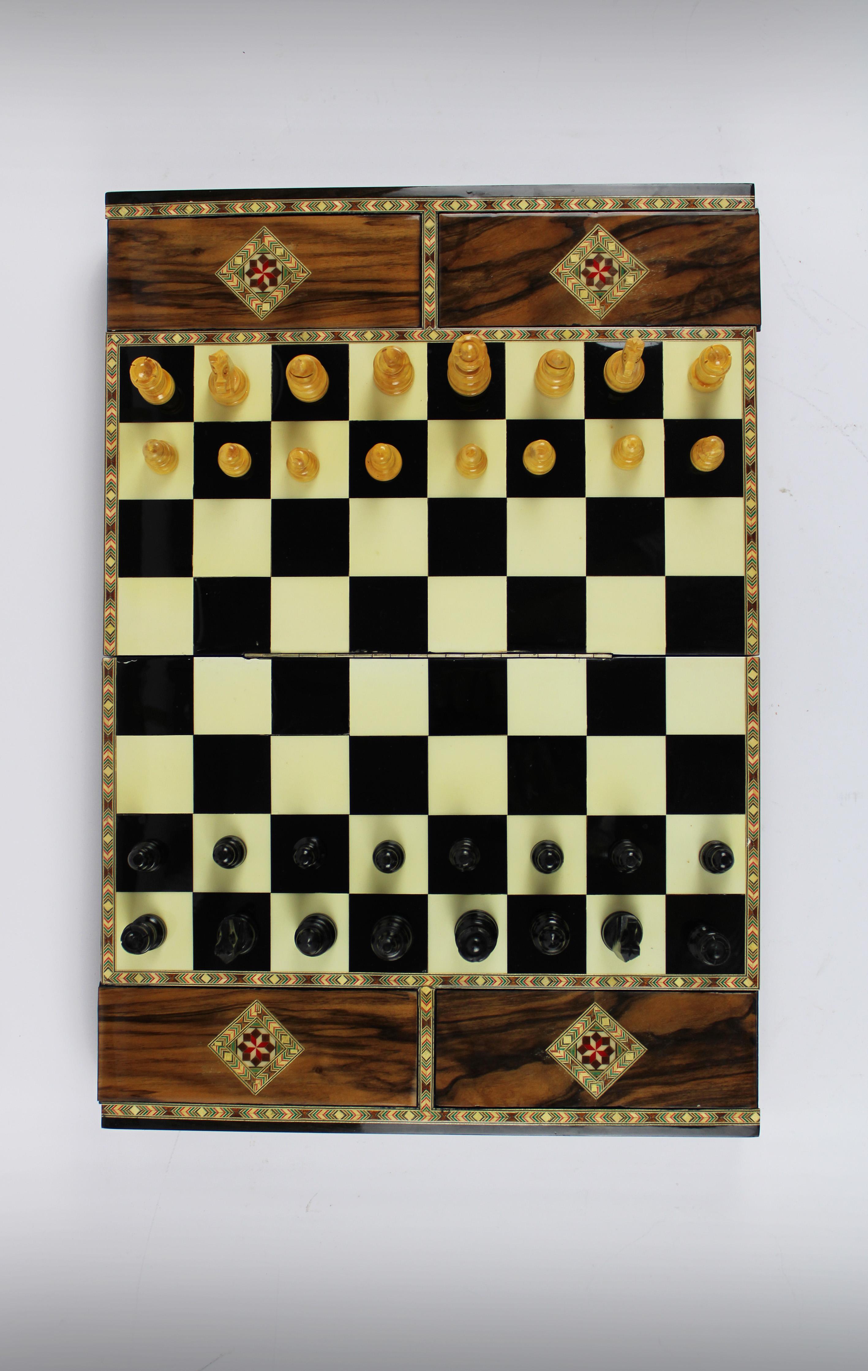 1950 Molero Schachset mit Intarsien und Schachbrett mit Taracea-Intarsien aus Holz, Spanien (20. Jahrhundert)