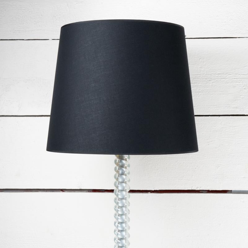 Lámpara de pie de cristal de Murano y latón dorado, pantalla negra y dorada. Totalmente restaurado.
Italia, hacia 1950.


Altura 178 cm - 70,08 po
Anchura 45 cm - 17,72 po