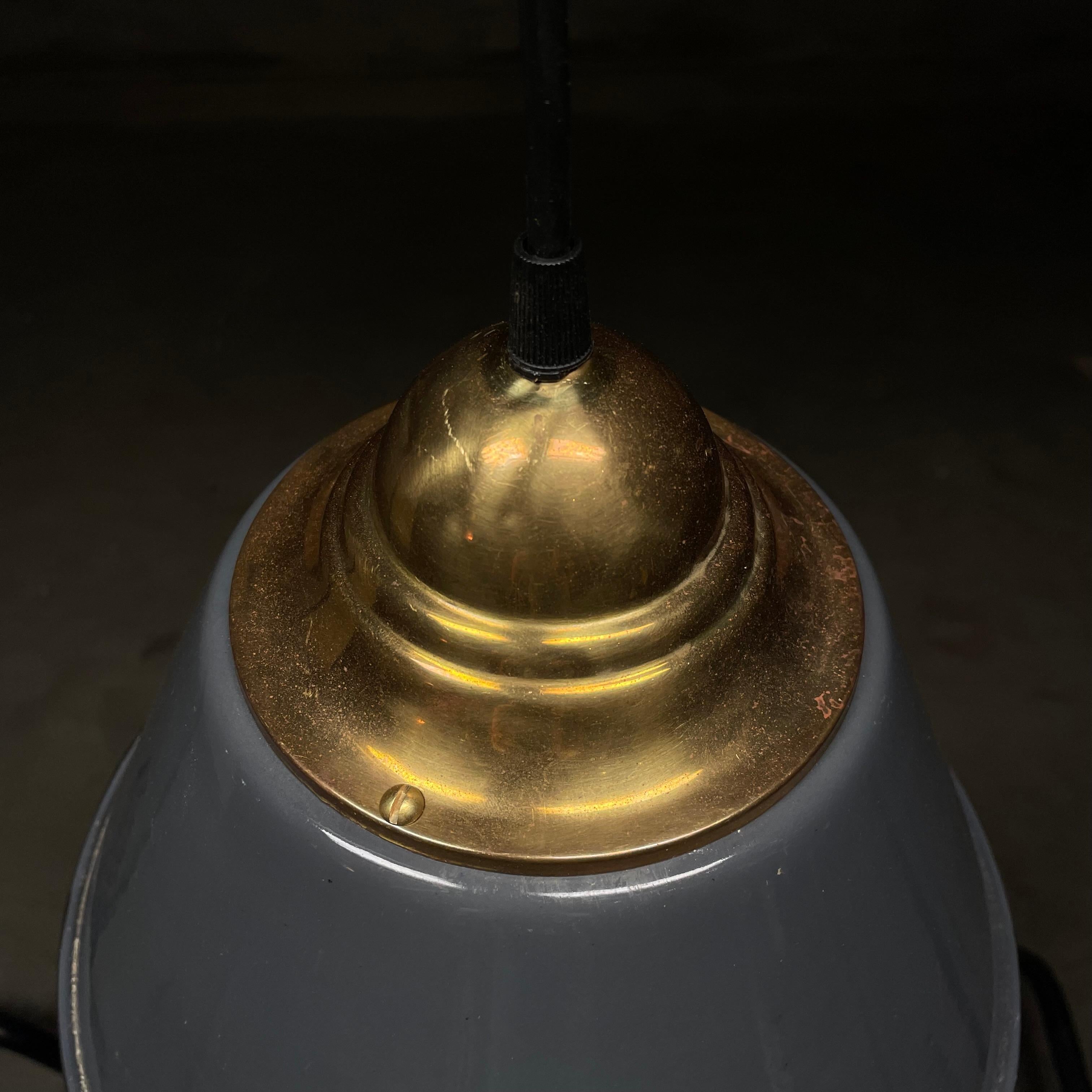 1950 nautical industrial enamel brass pendant lights In Good Condition For Sale In Surrey, BC