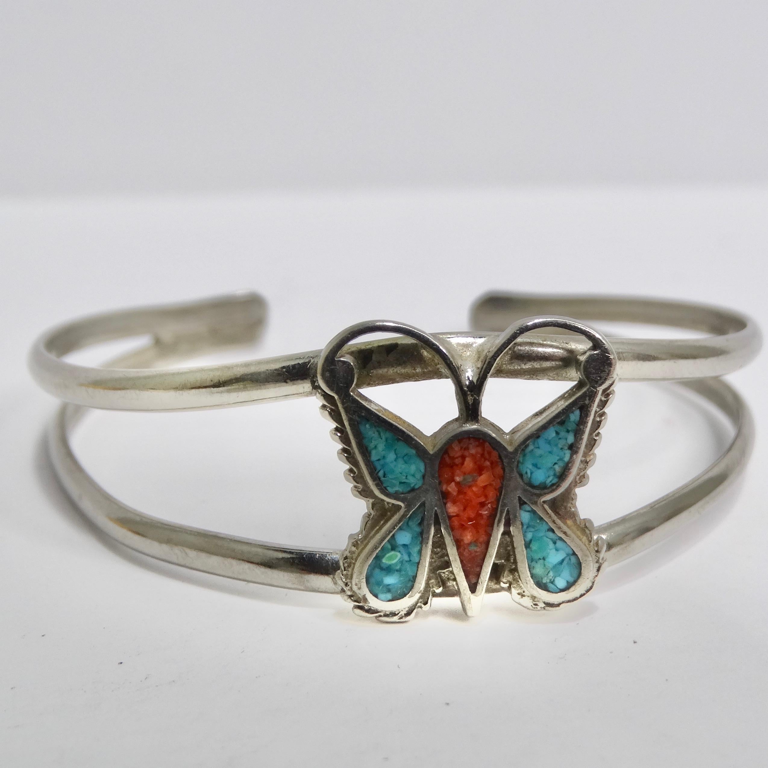 Voici une pièce intemporelle de l'art amérindien : le bracelet manchette papillon en argent Navajo 1950. Ce bracelet exquis témoigne du savoir-faire artisanal et de l'importance culturelle des bijoux Navajo, et ne manquera pas de vous séduire.