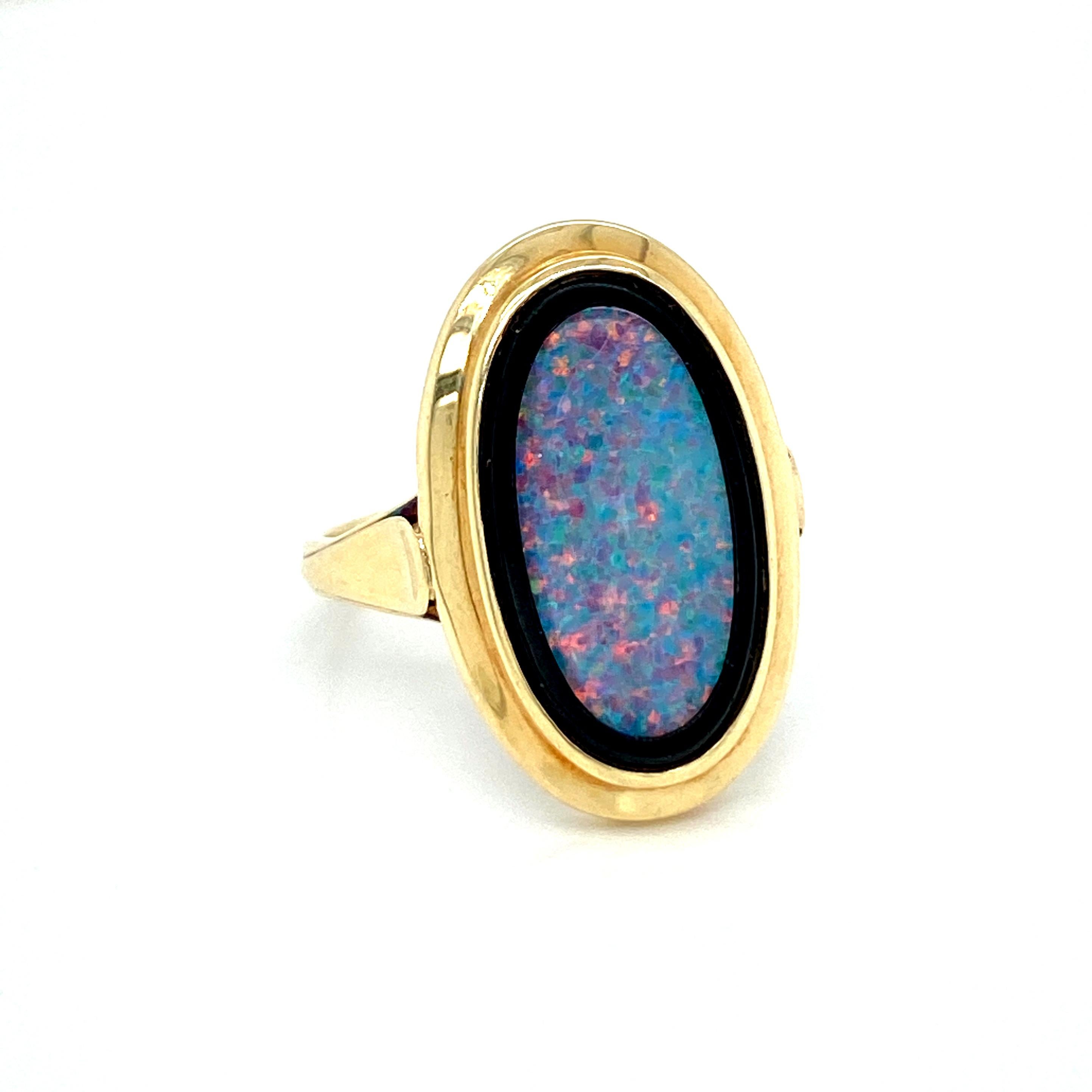Schöner und eleganter Ring, handgefertigt in massivem 14k Gelbgold und Onyx, datiert 1950' Italien, Es verfügt in der Mitte eine große und funkelnde Opal
Ausgezeichneter Zustand, perfekt für den täglichen Gebrauch.

ZUSTAND: Gebraucht -