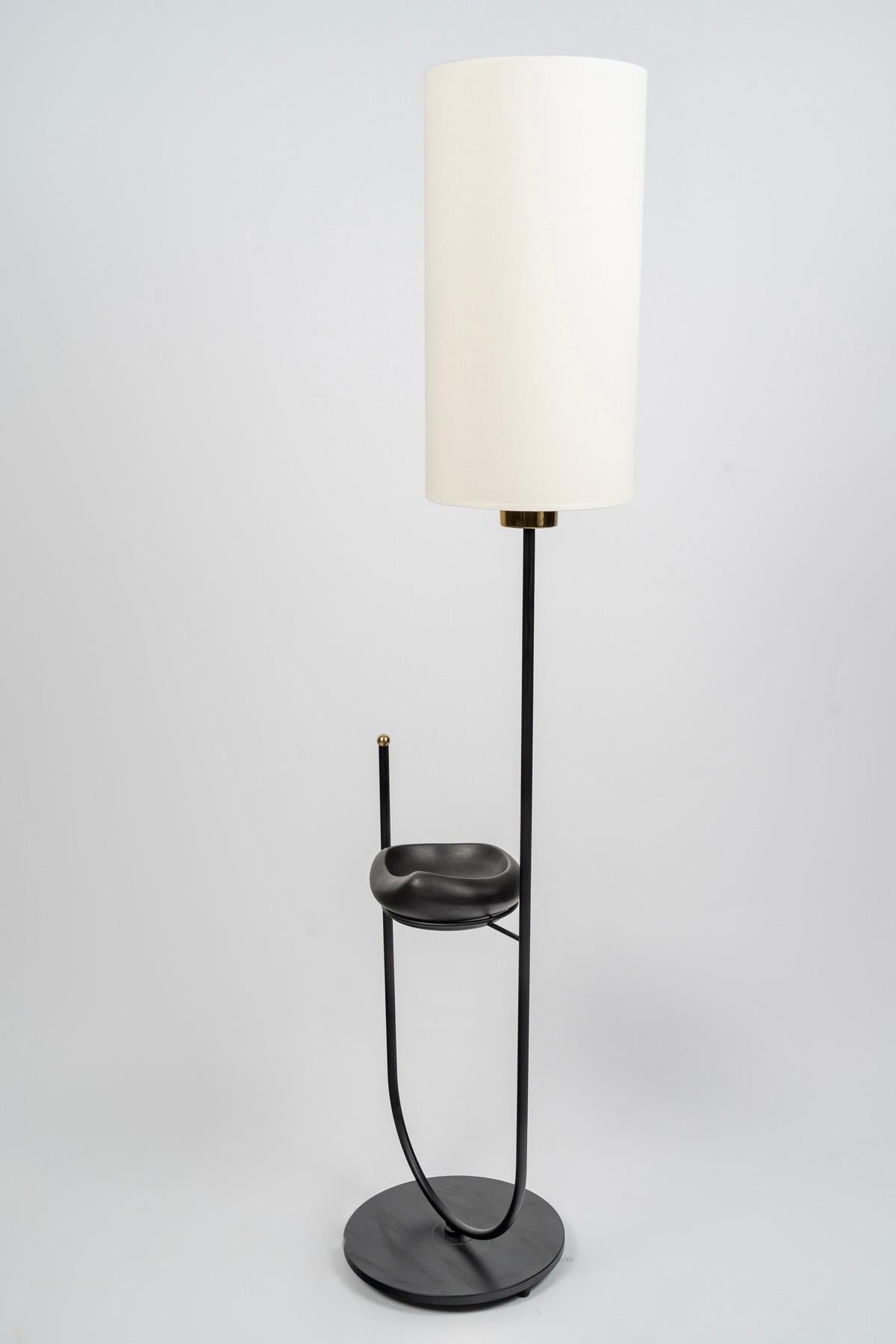 Ottone Lampada da terra originale del 1950 di Maison Lunel in vendita