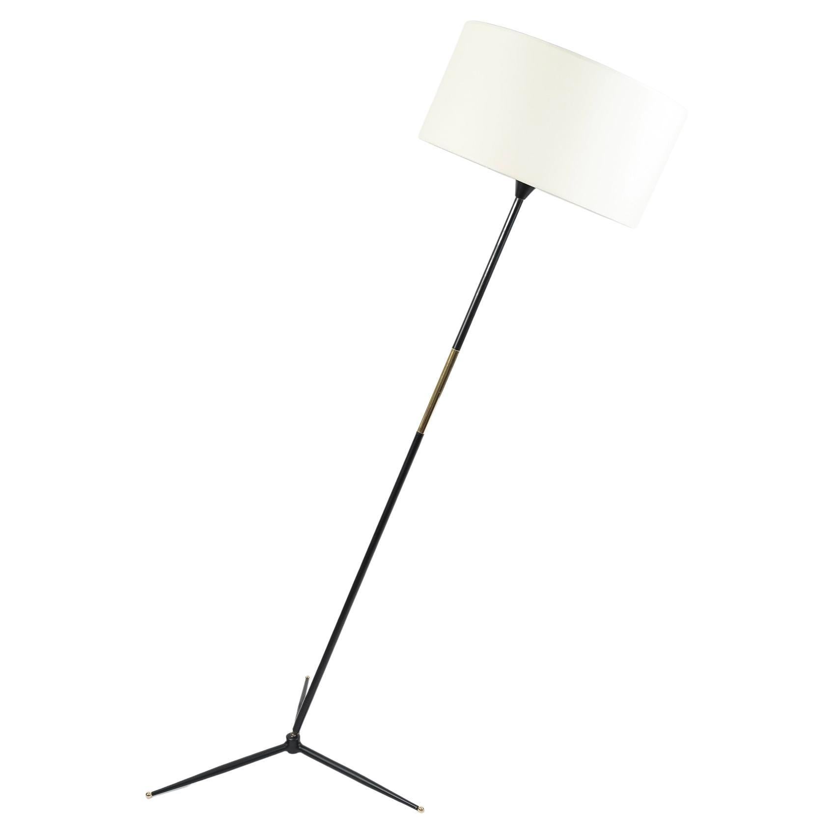 Composed of a central stem in blackened brass embellished with a gilded brass handle located in the middle of the central stem and mounted on a ball-and-socket joint at the base of the base, allowing the floor lamp to be oriented at will.
It stands