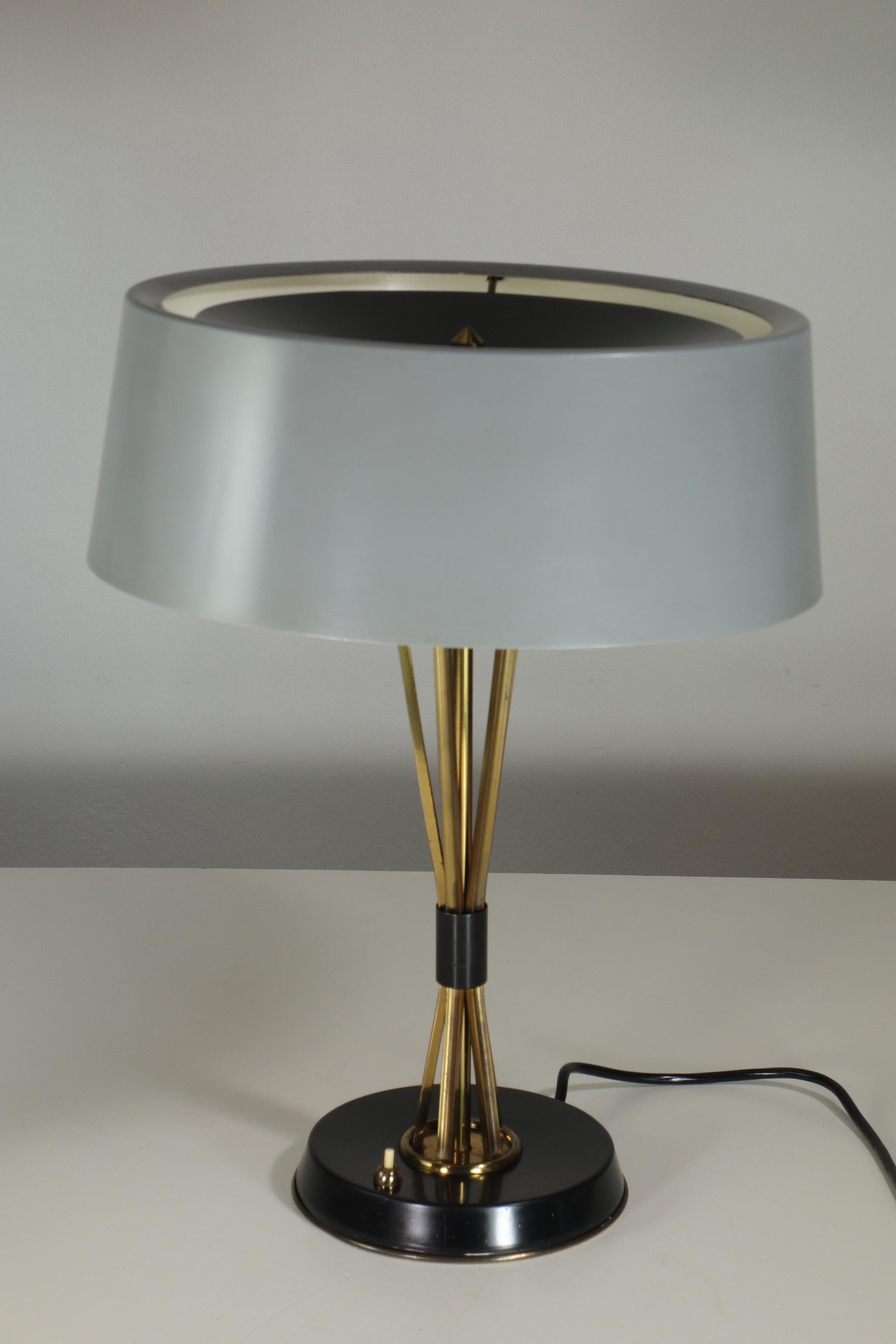 Lampada da tavolo regolabile
Oscar Torlasco 
Lumi _ Milano0
Italia, 1950

Alluminio smaltato nero e grigio
Ottone lucido

