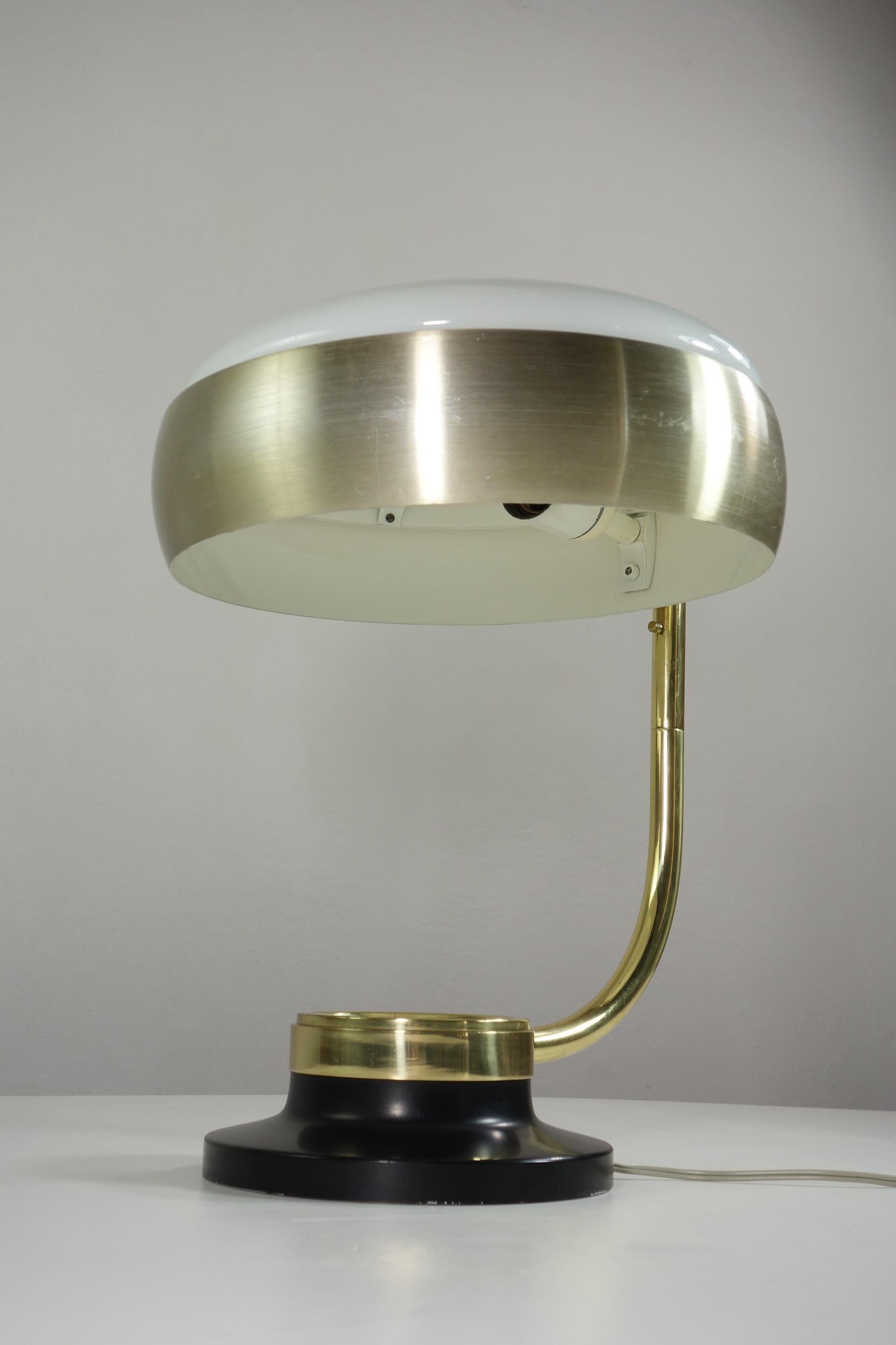 Rare lampe de table Mod.729
conçu par Oscar Torlasco pour Lumi Milano
Italie, 1950


Laiton poli, aluminium brossé 
Métal émaillé noir et verre blanc.
Marque Lumi gravée sous la base

Excellente condensation
Parfait état de fonctionnement