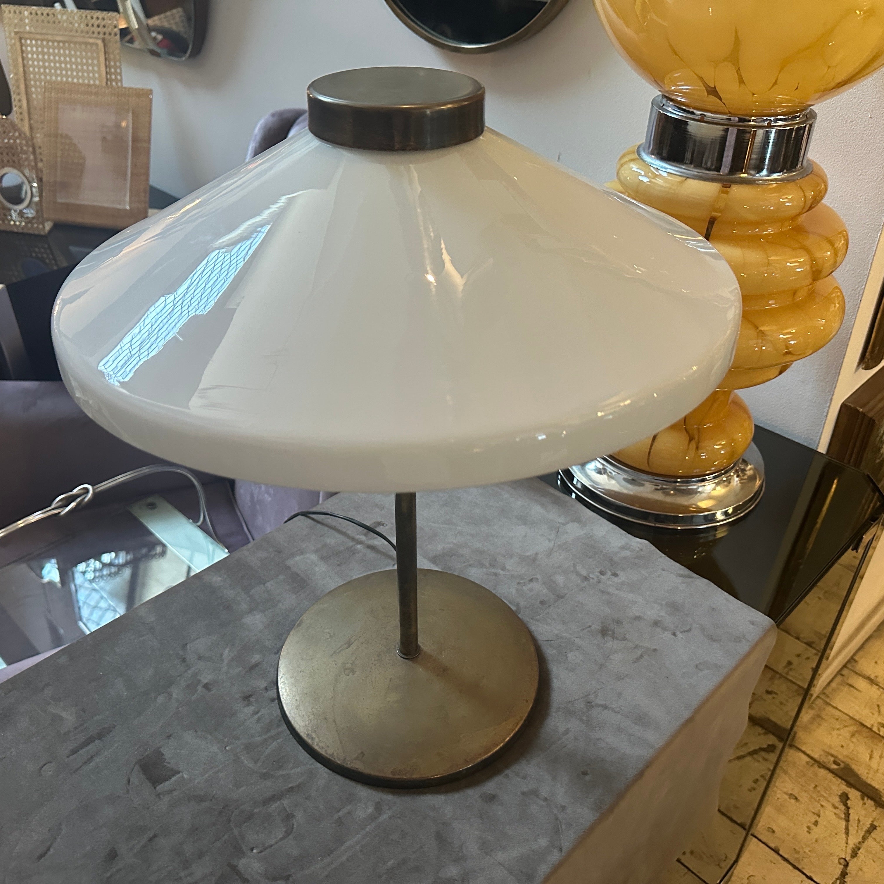 1950 Oscar Torlasco Style Mid-Century Modern Brass and Glass Italian Table Lamp In Good Condition For Sale In Aci Castello, IT