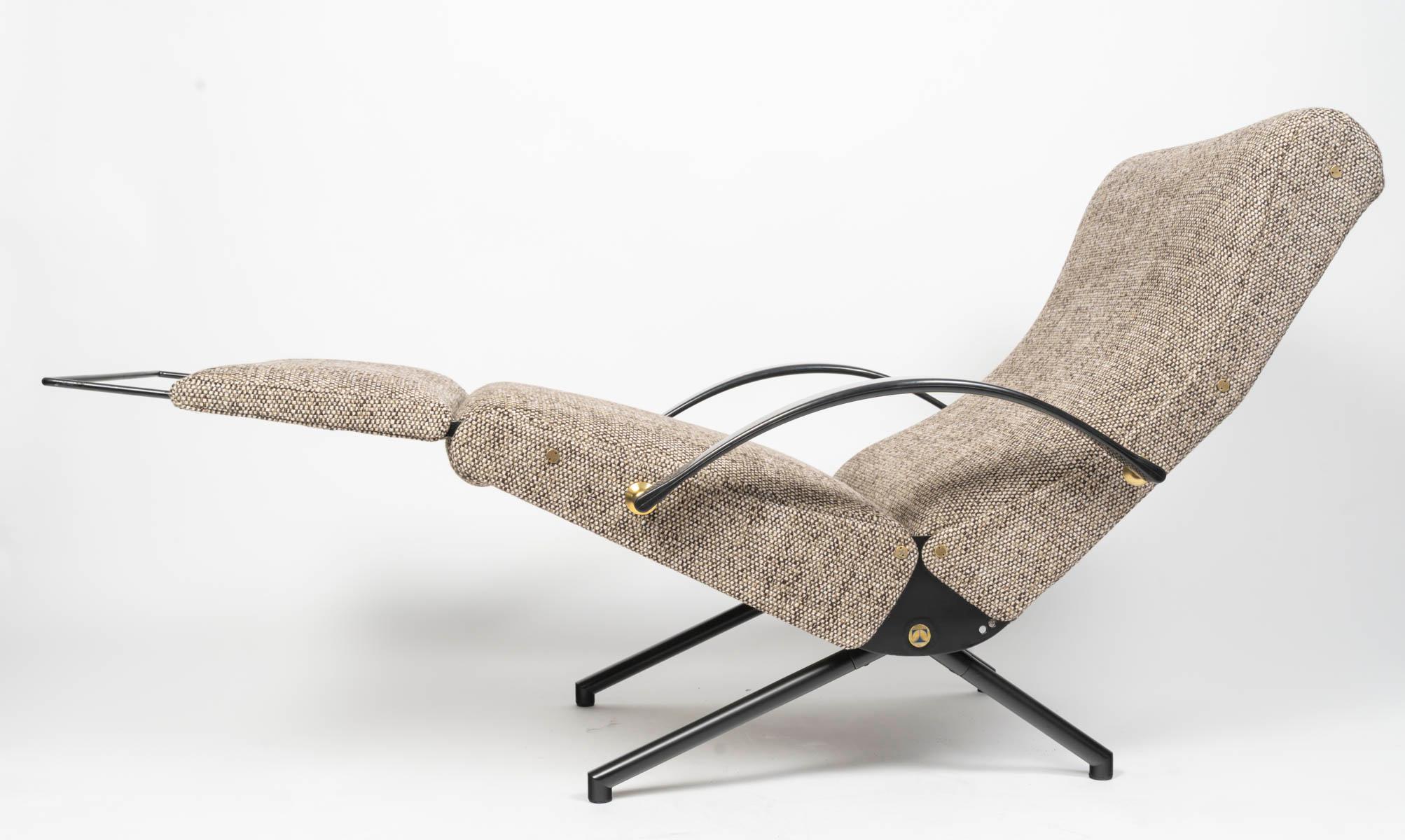 Chaise longue P40, première édition, conçue par Osvaldo Borsani dans les années 1950 et fabriquée par Tecno en Italie.
L'assise, le dossier et le repose-pieds sont réglables séparément.
Fauteuil classique sans repose-pieds, fauteuil inclinable avec
