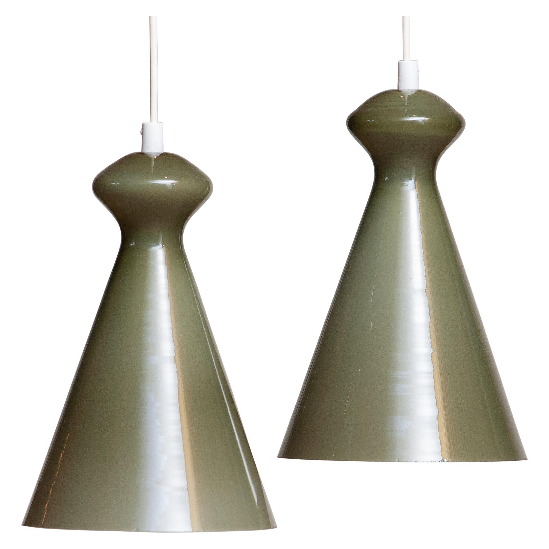 Rare and beautiful set of two olive green glass pendant designed in the 50's by Maria Lindeman for Idman Oy in Finland.
Both are in good condition and technically 100%. Each pendant has one fitting for a screw bulb size: E27 / 28.
Suits 230 and