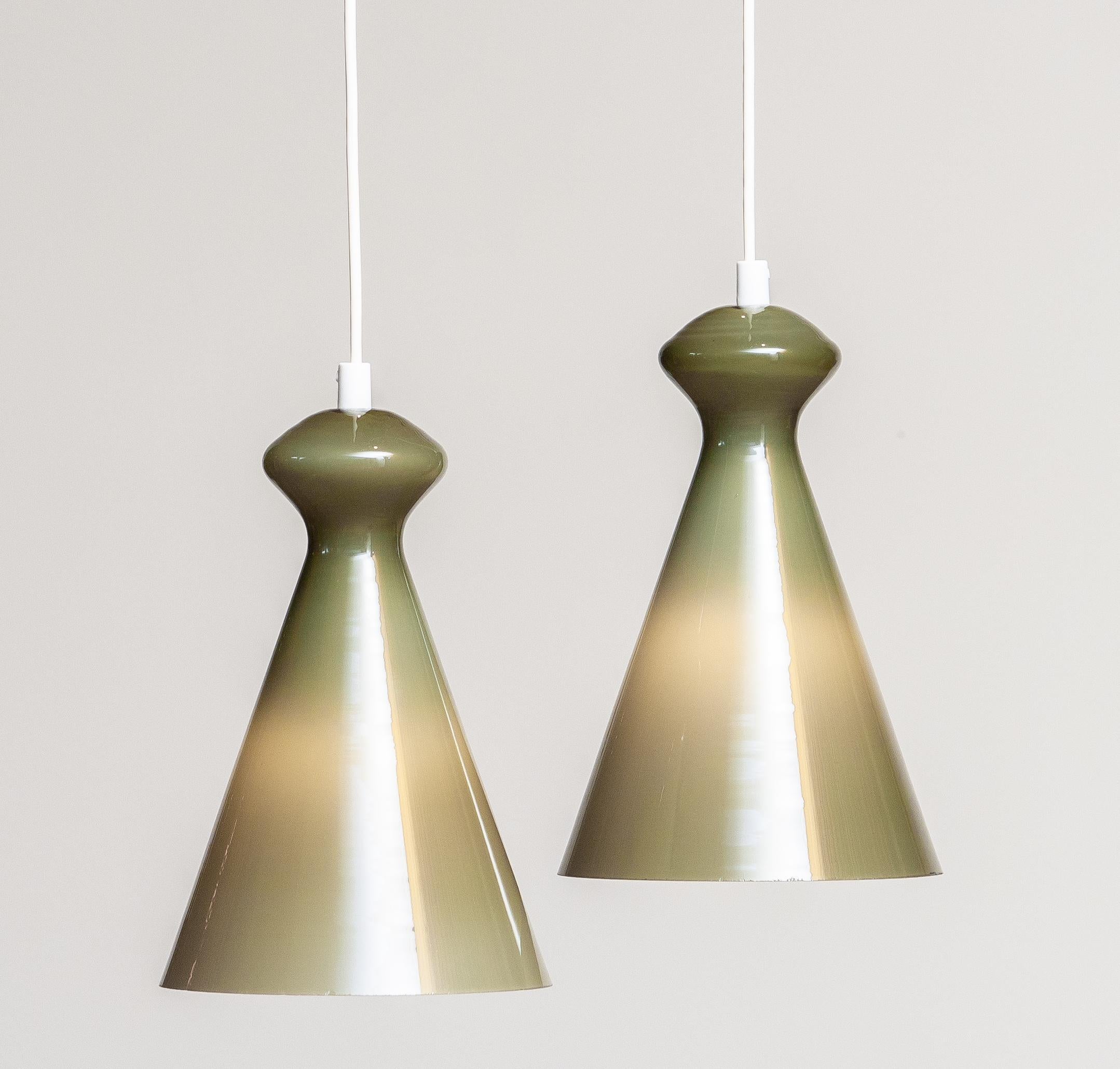 Rare and beautiful set of two olive green glass pendant designed in the 50's by Maria Lindeman for Idman Oy in Finland.
Both are in good condition and technically 100%. Each pendant has one fitting for a screw bulb size: E27 / 28.
Suits 230 and