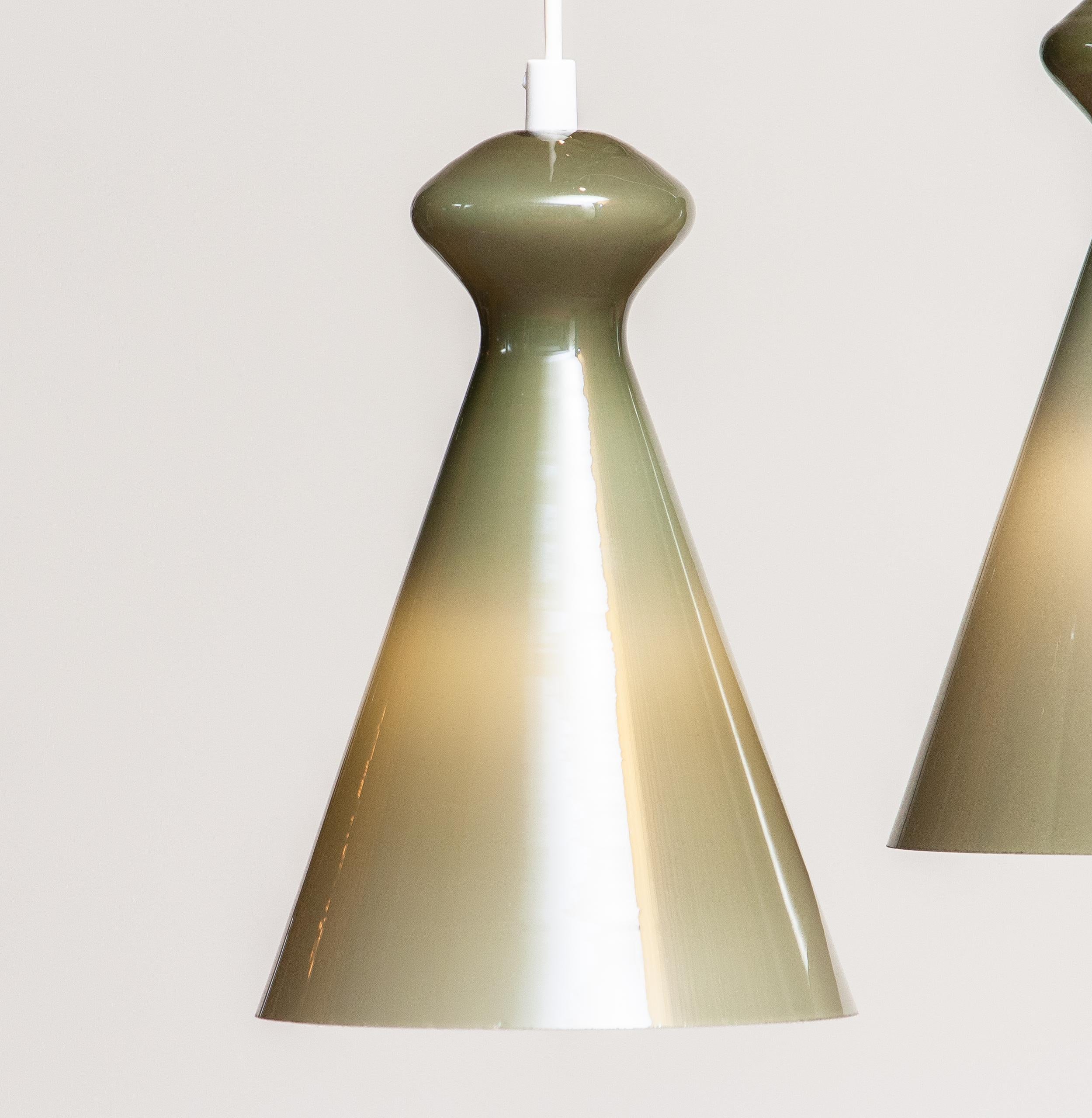 1950 Pair Glass Pendants in Olive Green by Maria Lindeman for Idman Oy, Finland In Good Condition In Silvolde, Gelderland