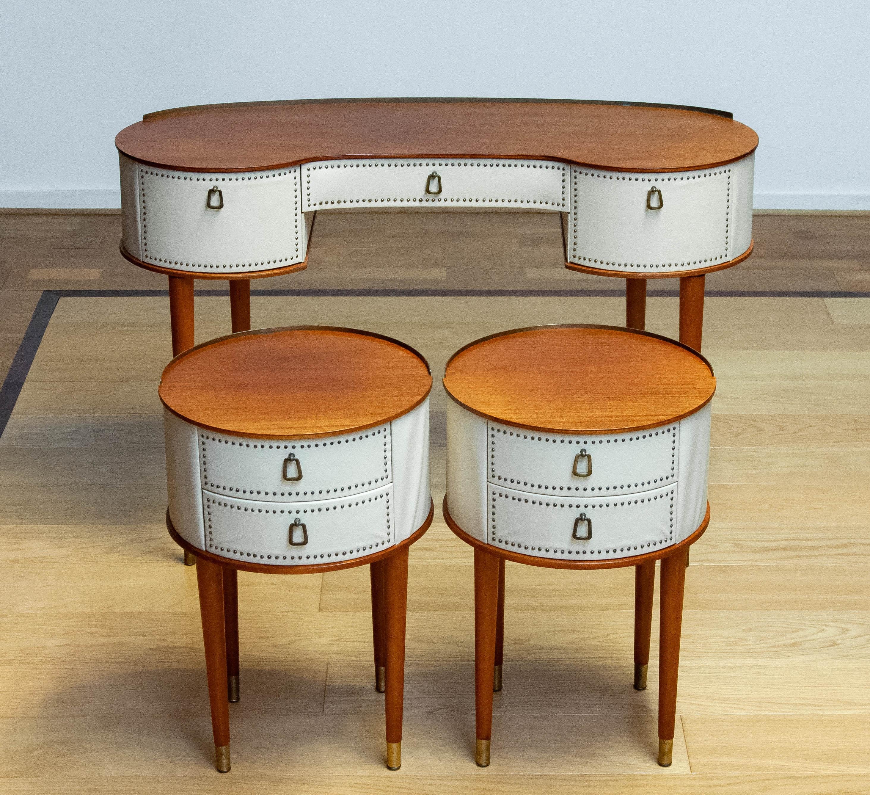 1950 Pair Nailed Night Stands With Matching Vanity By Halvdan Pettersson. Sweden In Good Condition In Silvolde, Gelderland