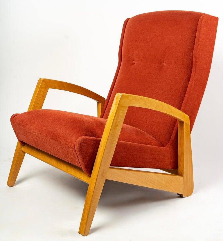 Composé d'une structure en frêne clair avec deux accoudoirs reposant sur le sol à l'arrière, donnant à la chaise une légère inclinaison, et deux pieds plats en forme de fuseau à l'avant.
Deux traverses placées en bas entre les deux accoudoirs