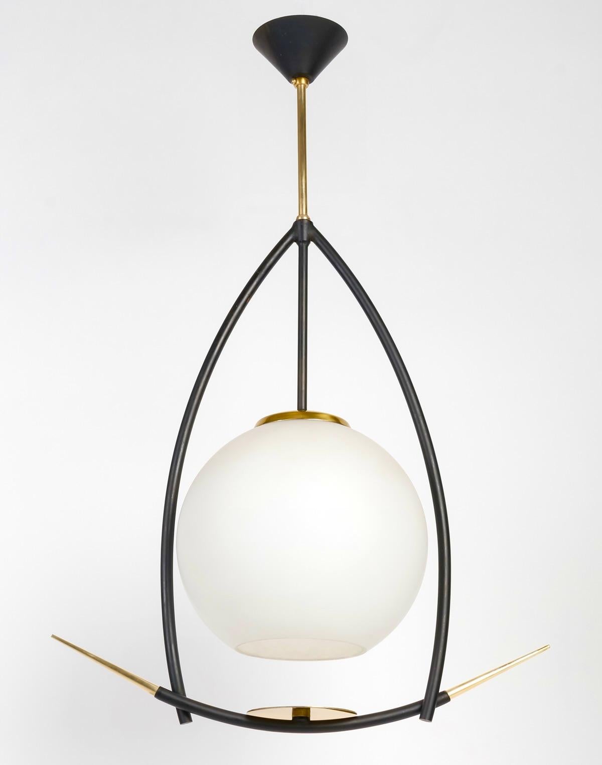 Pair of Japanese-style pendant lights by Maison Arlus
Composed of a luminous central stem in gilded brass embellished with a round satin-finish opaline at the bottom.
It is framed by two curved black wrought-iron rods, underlined at the bottom by a
