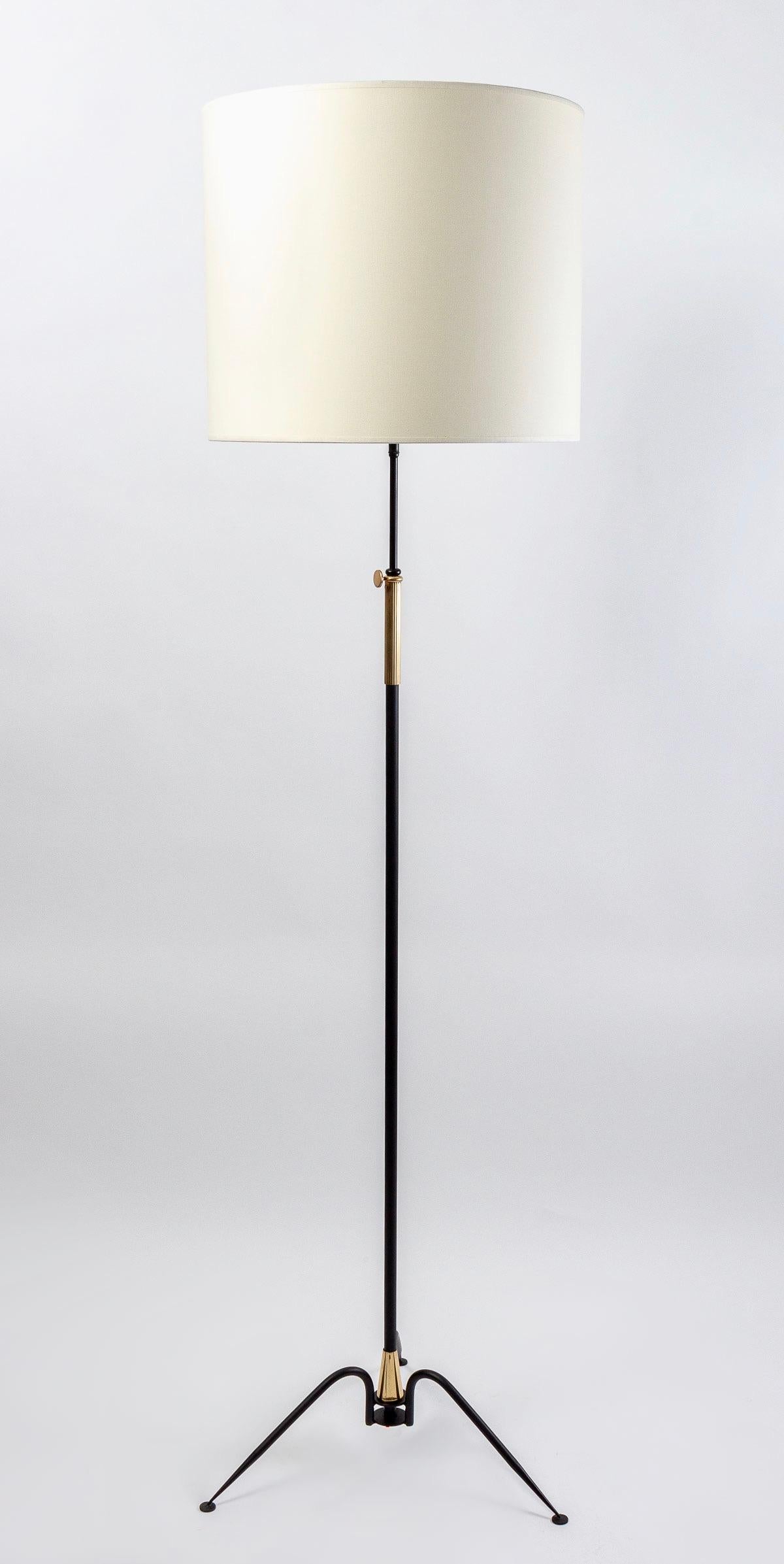 Composed of a central rod of round section in black wrought iron enhanced with golden brass on the upper part and embellished with a knob that allows to adjust the height of the floor lamp.
The base is composed of 3 pretty feet resting on 3 small