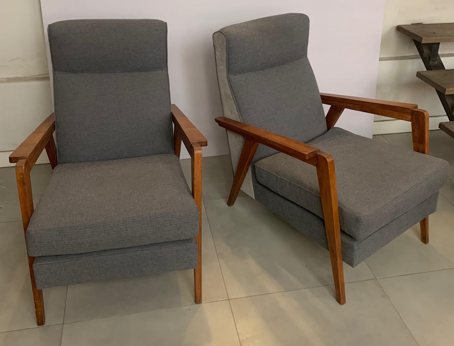Zwei französische Sessel aus Eichenholz im Design der 1950er Jahre, die mit einem zweifarbigen weißen Wollstoff neu gepolstert worden sind.