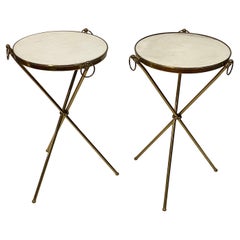 1950′ Paire de tables à piédestal en laiton doré et marbre de Carrare Jacques Adnet