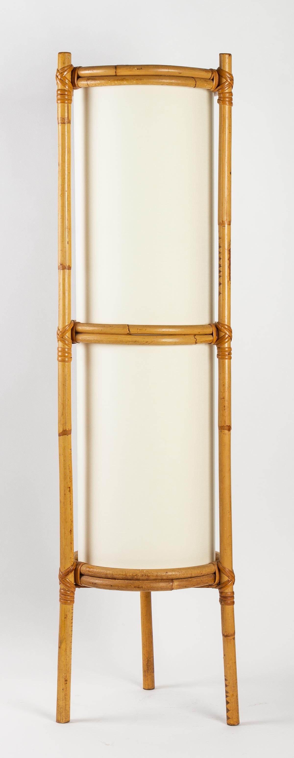 Pair of Louis Sognot bamboo floor lamps, 1950
Composed of a cylindrical rattan structure formed of 3 vertical rods resting on the ground on the lower part acting as feet and 3 horizontal rings at regular intervals on the upper part inside which is