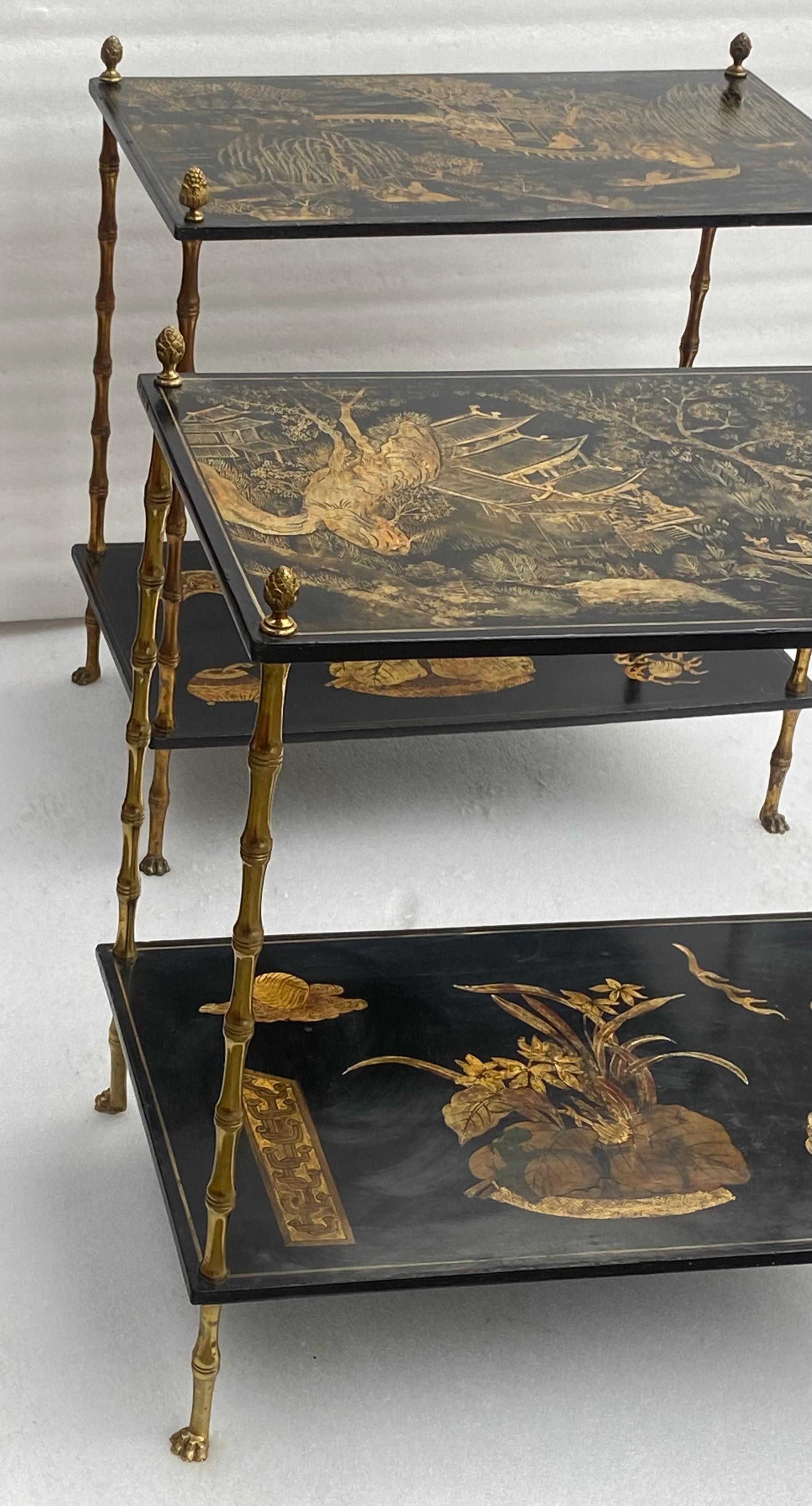1950′ Paire de tables de la Maison Baguès décor en bambou en bronze doré avec laque chinoise. en vente 3