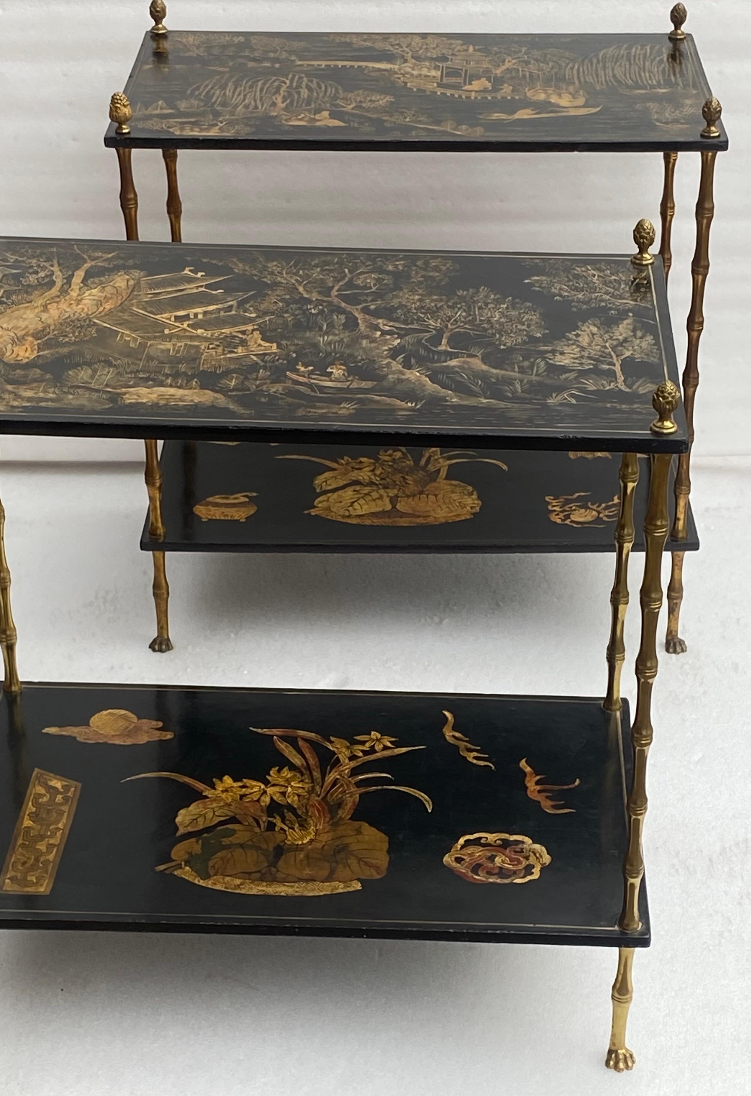 1950′ Paire de tables de la Maison Baguès décor en bambou en bronze doré avec laque chinoise. en vente 4