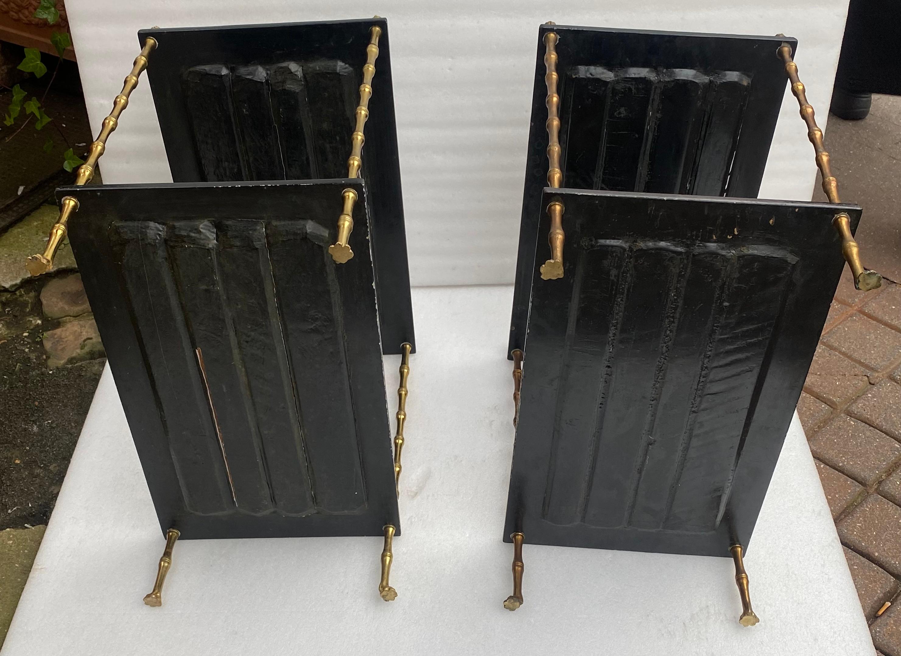 1950′ Paire de tables de la Maison Baguès décor en bambou en bronze doré avec laque chinoise. en vente 5